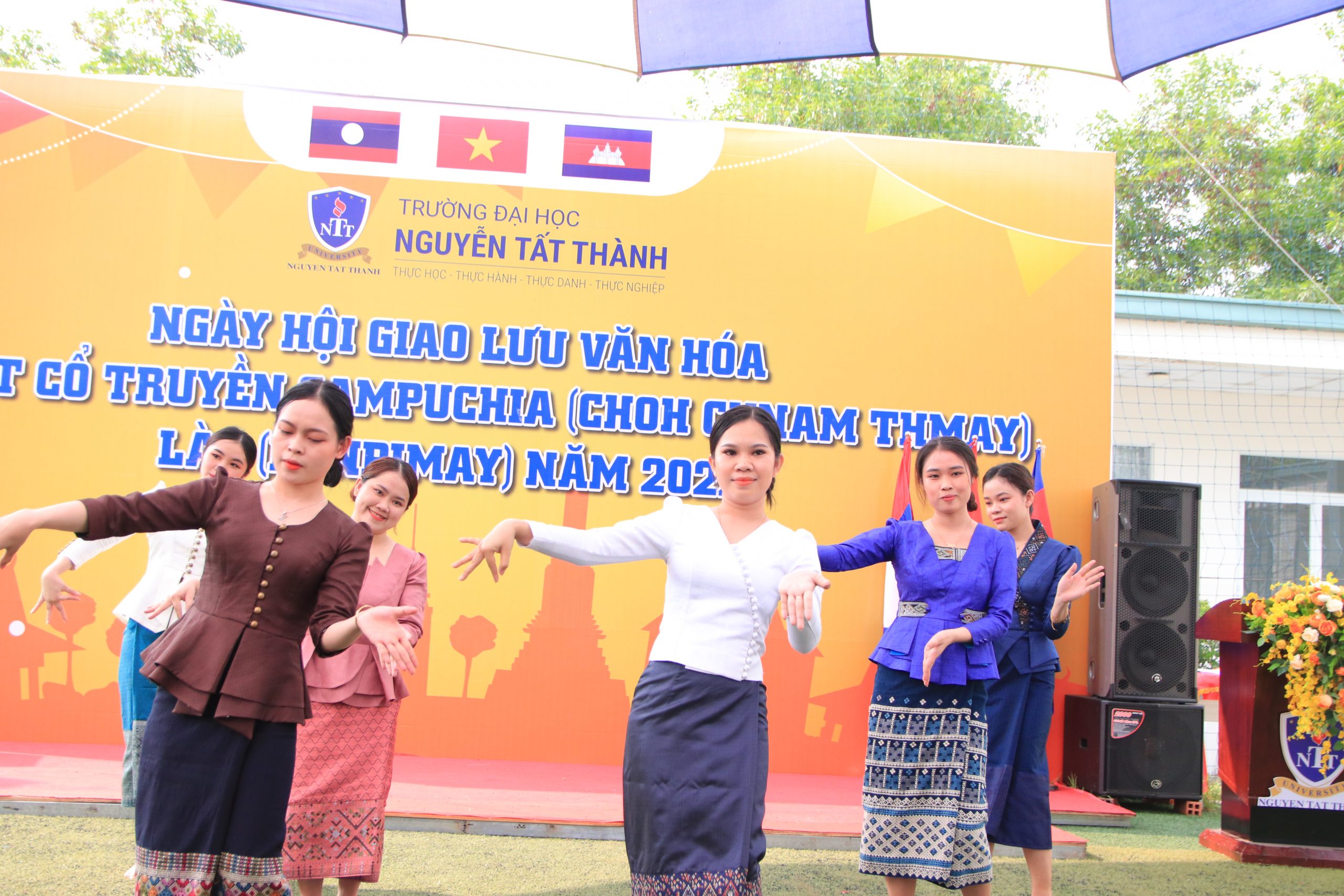 Các bạn sinh viên K20 Lào đang múa bài Song phon py may (chúc mừng ngày Tết)