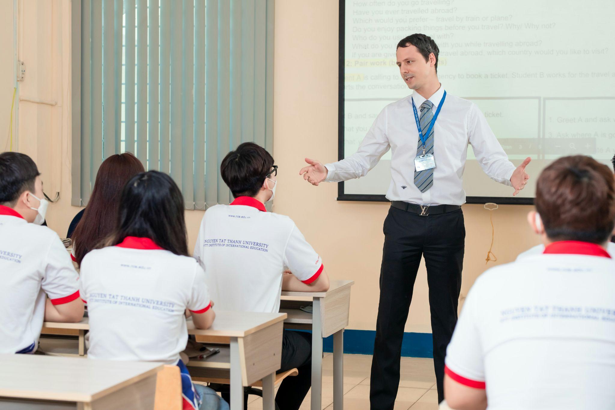 Nhanh tay đăng ký xét tuyển học bạ trong tháng 4 này để giảm bớt gánh nặng thi cử và “giữ chân” các xuất học bổng bạn nhé!