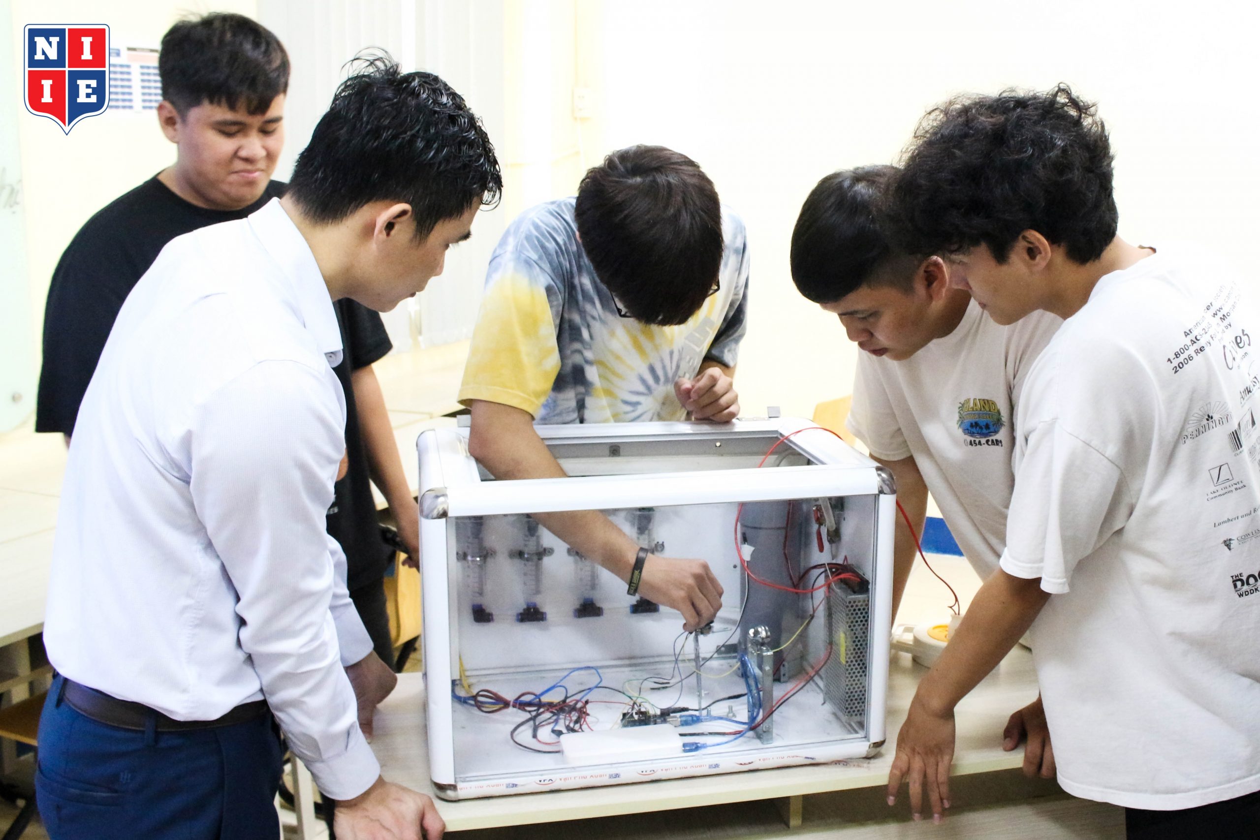 Sinh viên đang thực nghiệm hệ thống phun xăng điện tử 