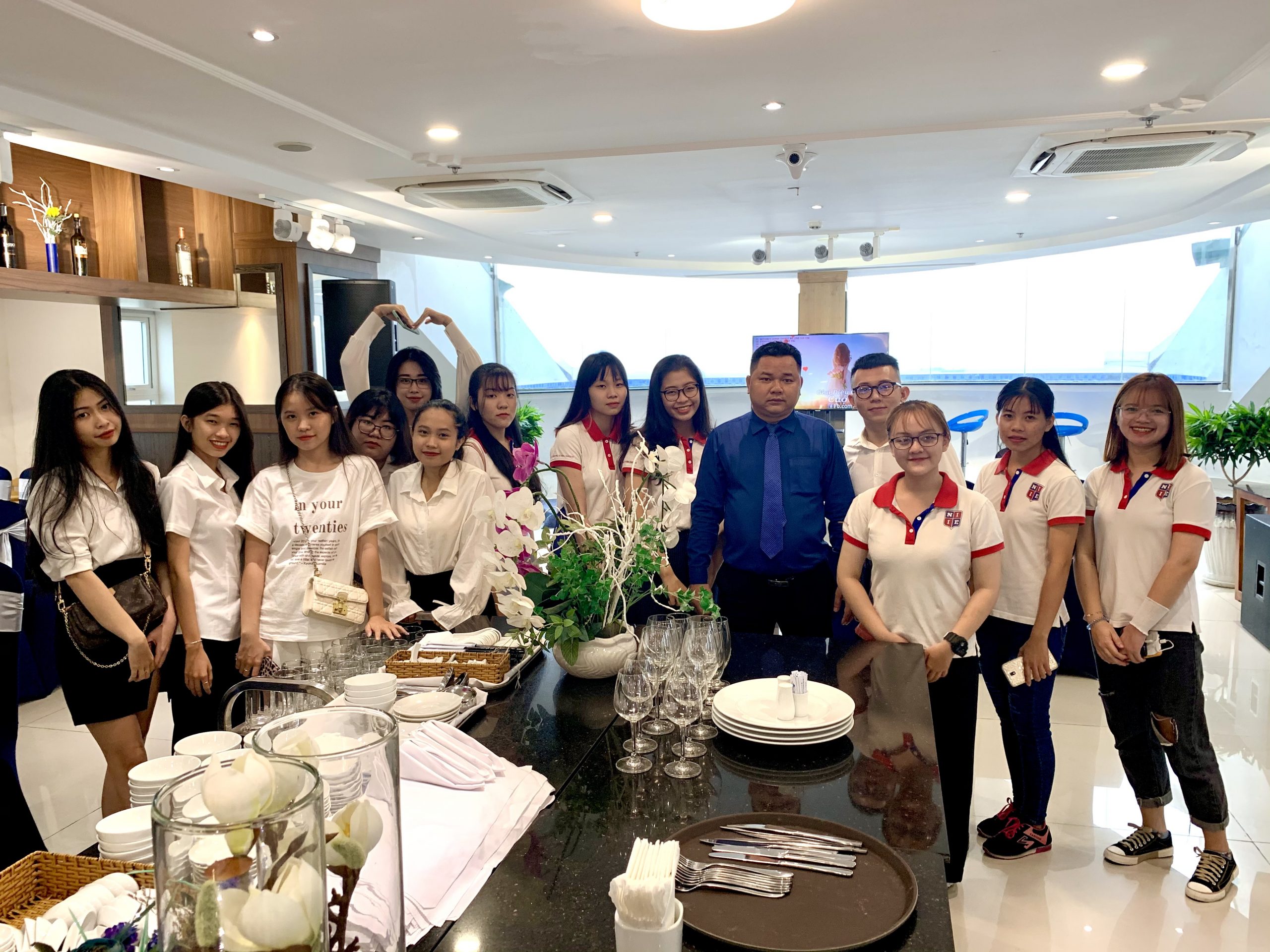 Sinh viên NIIE ngành Quản trị khách sạn đi tham quan khách sạn Mermaid Vũng Tàu