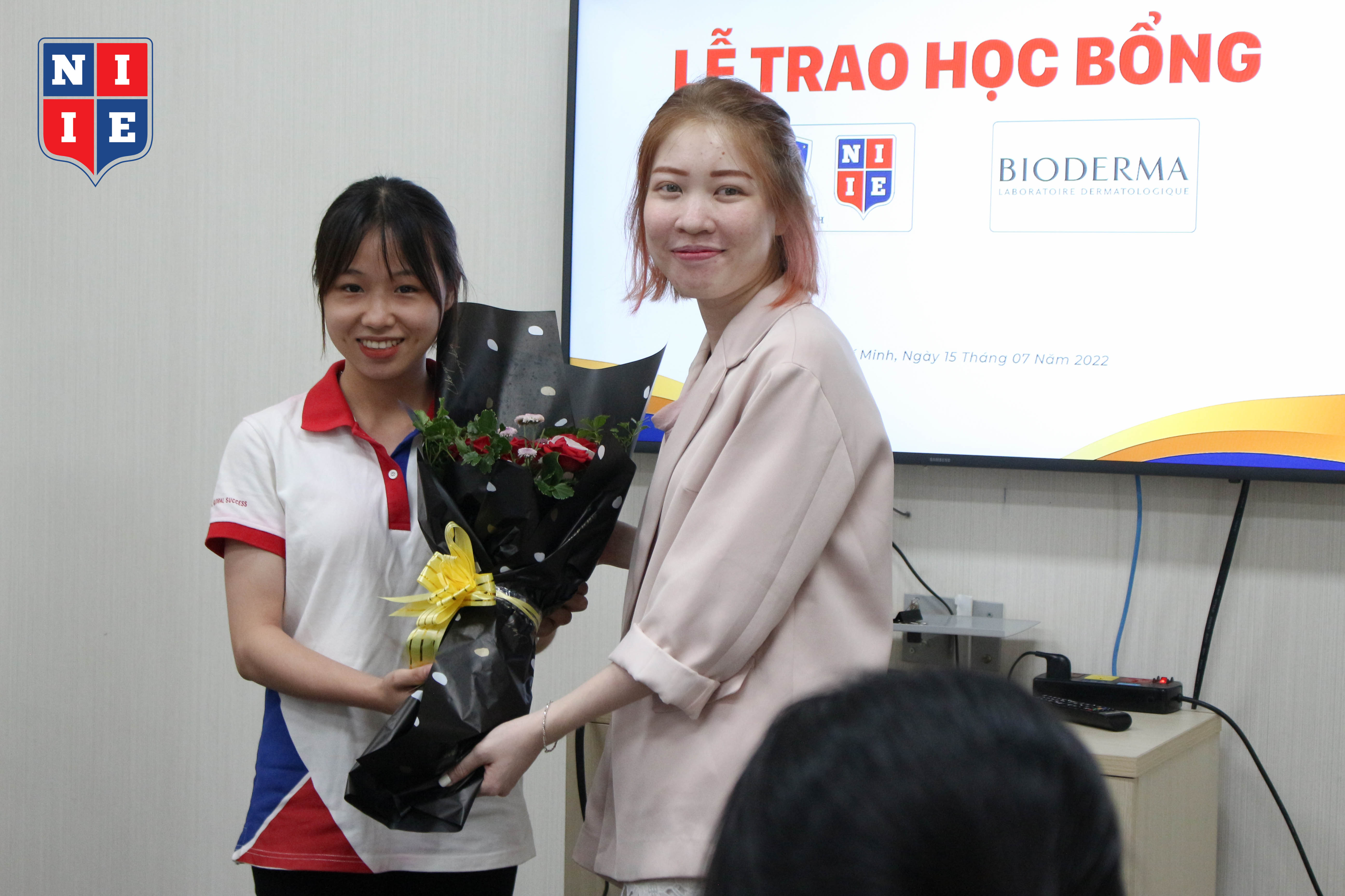 Bạn Võ Thị Mai Hoa, đại diện sinh viên nhận học bổng phát biểu cảm nghĩ và gửi hoa đến ThS. Phạm Hà Ngọc Ánh