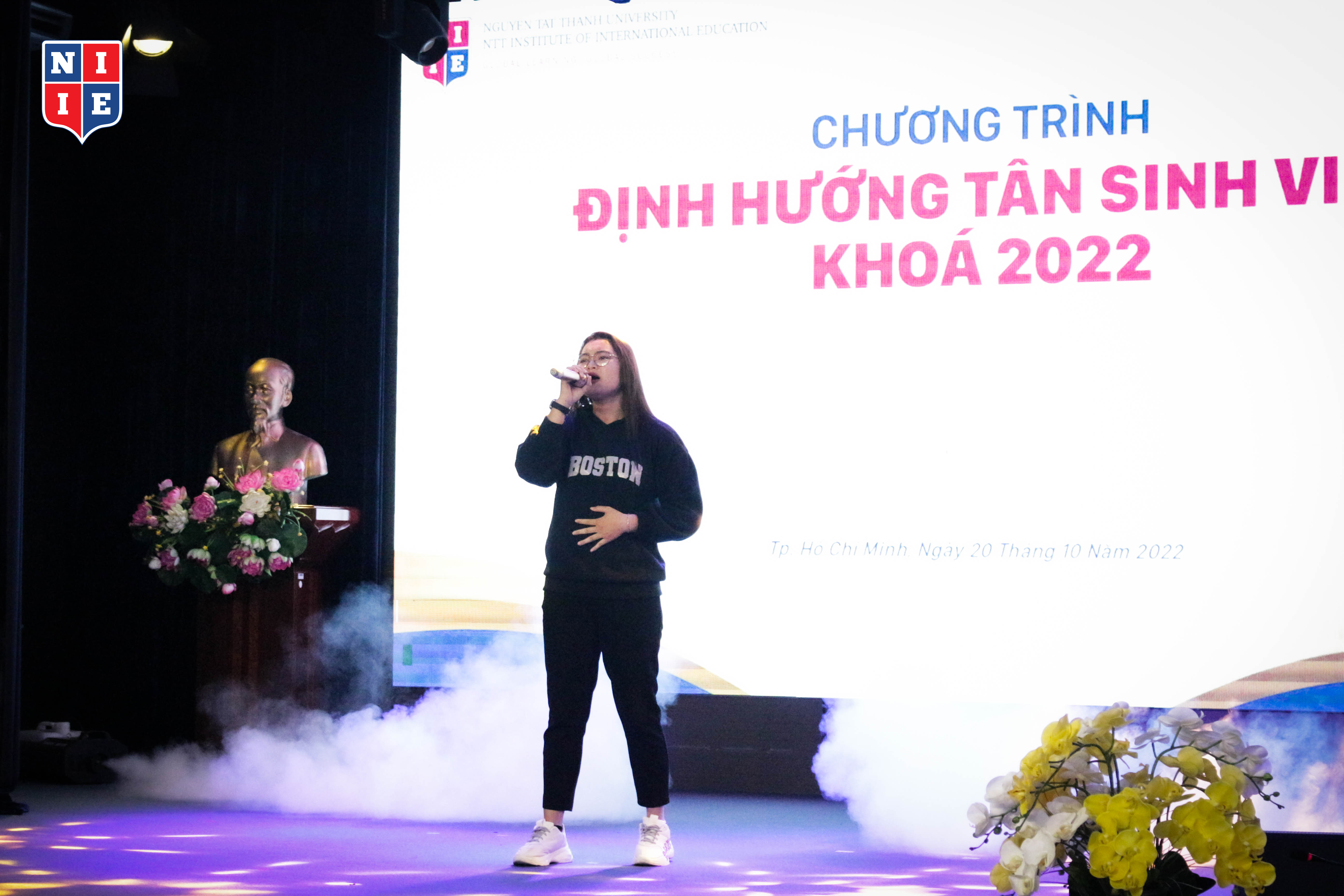 Chị Huỳnh Thị Mỹ Quyên, hạng 3 chương trình NIIE Got Talent 2022 đang trình bày ca khúc “Bay lên nhé nụ cười”