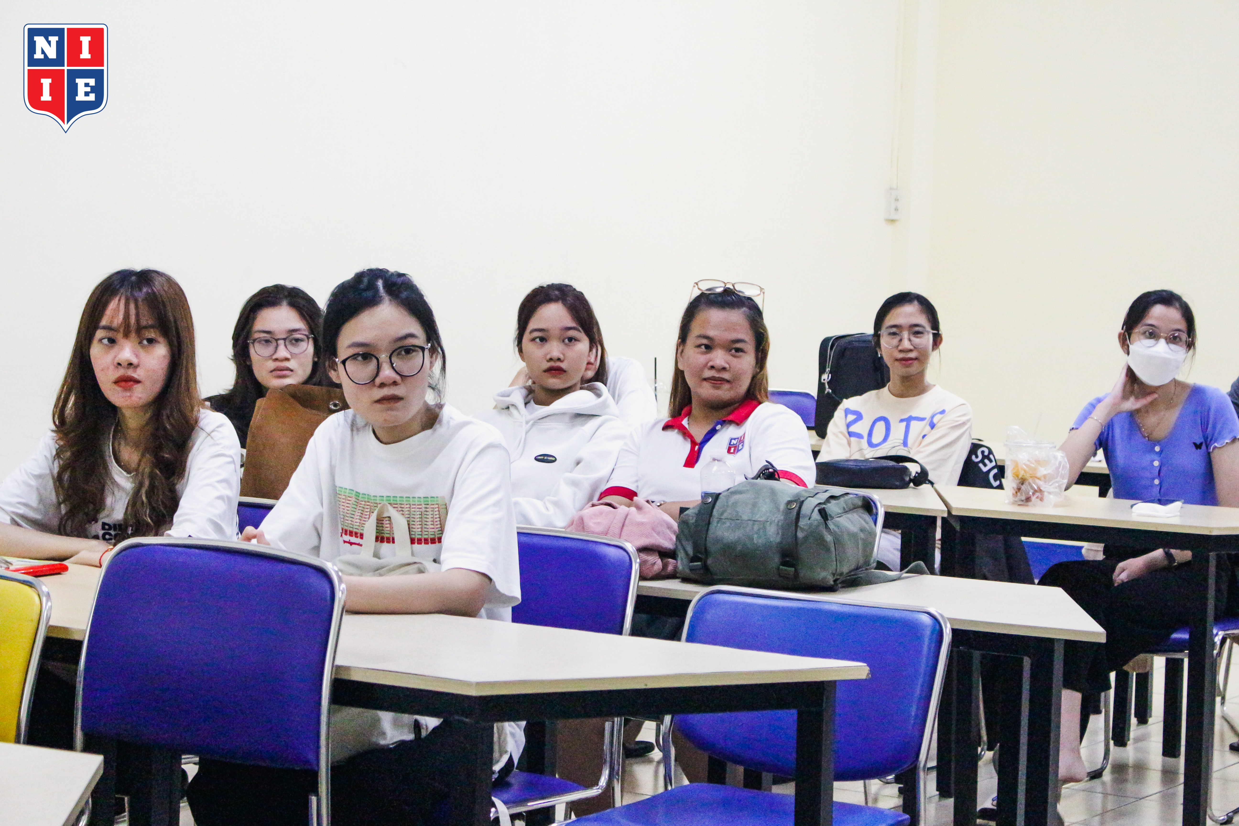 The participating NIIE students all listened attentively and actively exchanged with the speaker