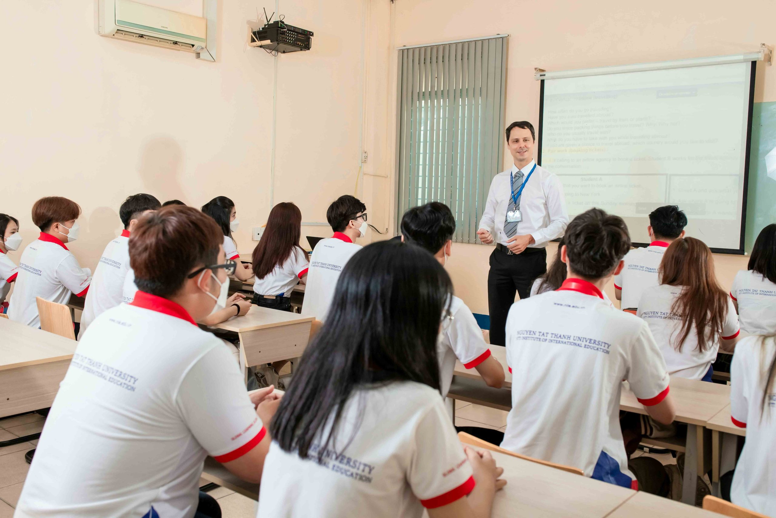 NIIE - giảng đường uy tín để sinh viên Quản trị kinh doanh vừa rèn luyện ngoại ngữ, vừa phát triển chuyên môn.