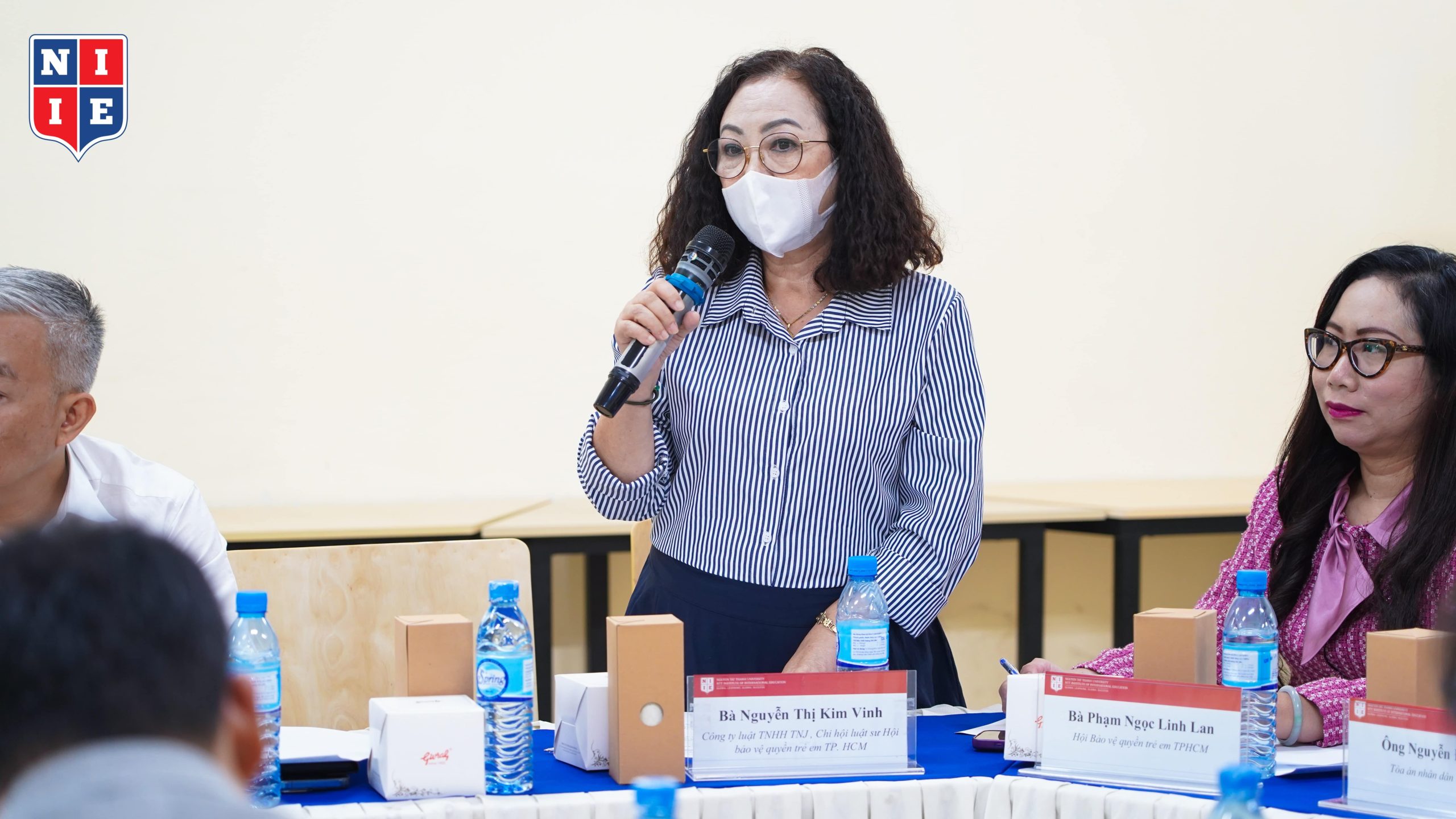Bà Nguyễn Thị Kim Vinh, Giám đốc Công ty Luật TNHH TNJ đóng góp ý kiến tại hội thảo