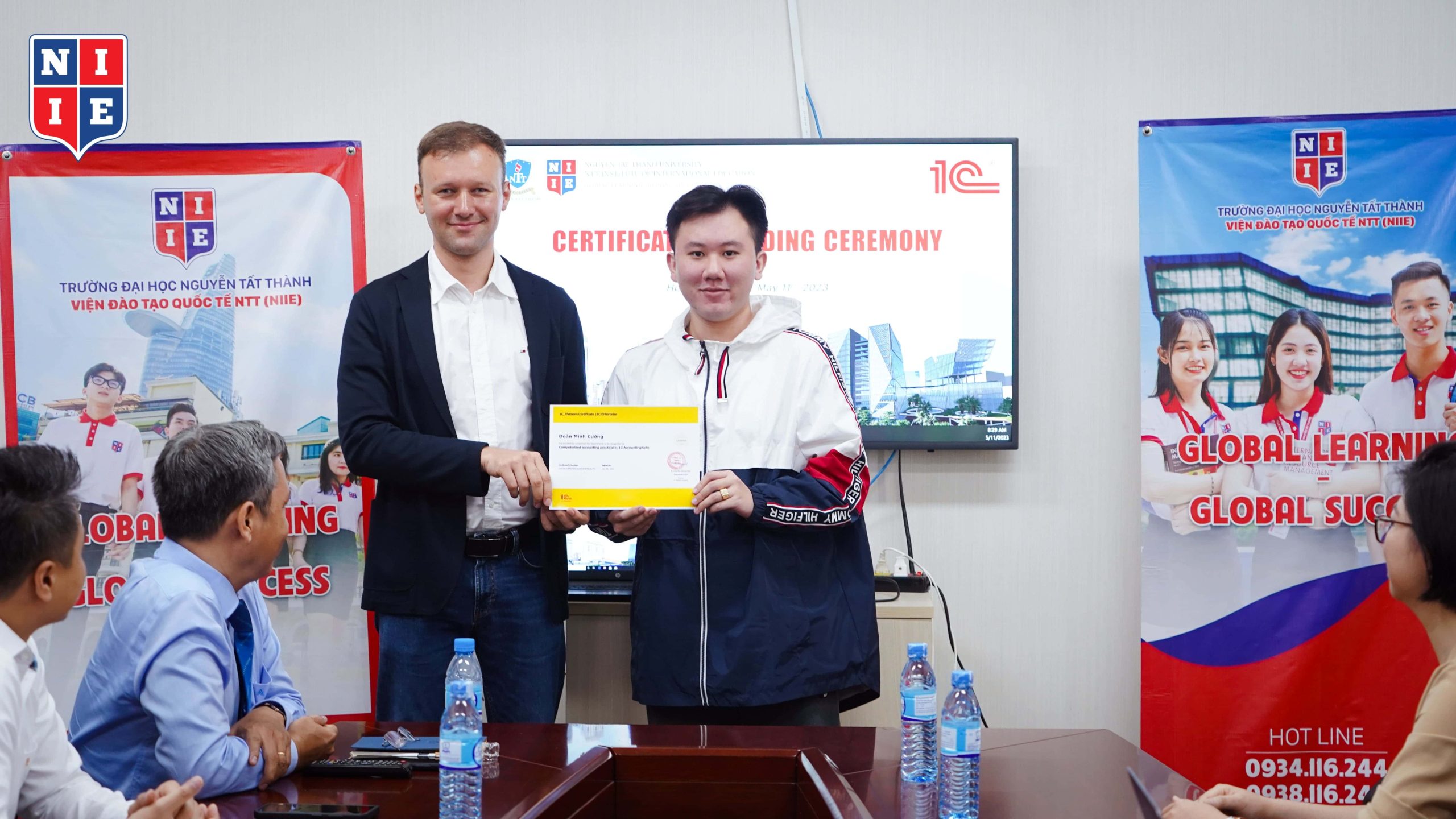 Mr. Alexander Evchenko, Director of 1C Vietnam awarded Certificates to NIIE students who completed the course