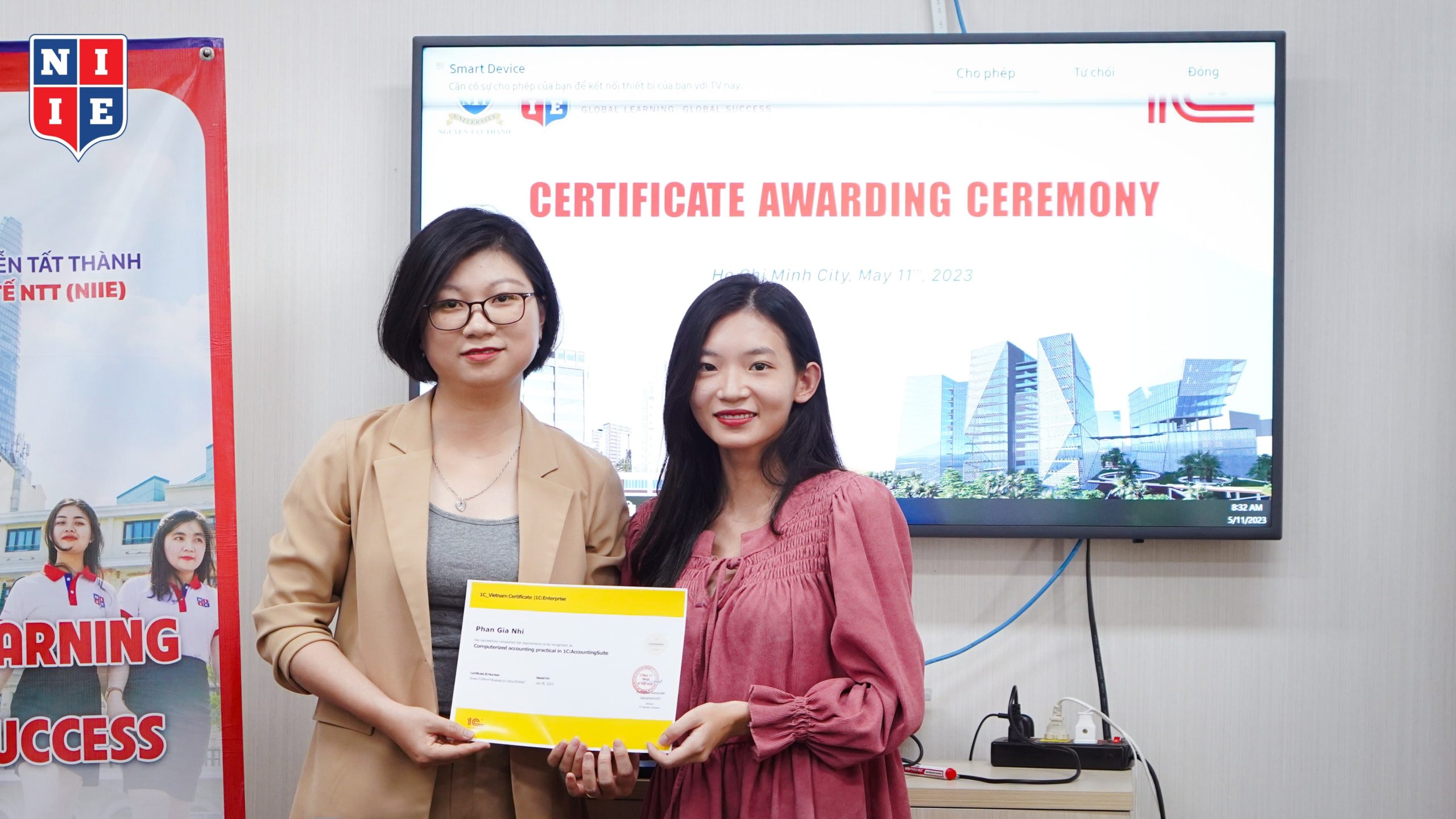 Ms. Tran Thuy Quynh, Head of ACS Accounting Solutions, awarded certificates to NIIE students