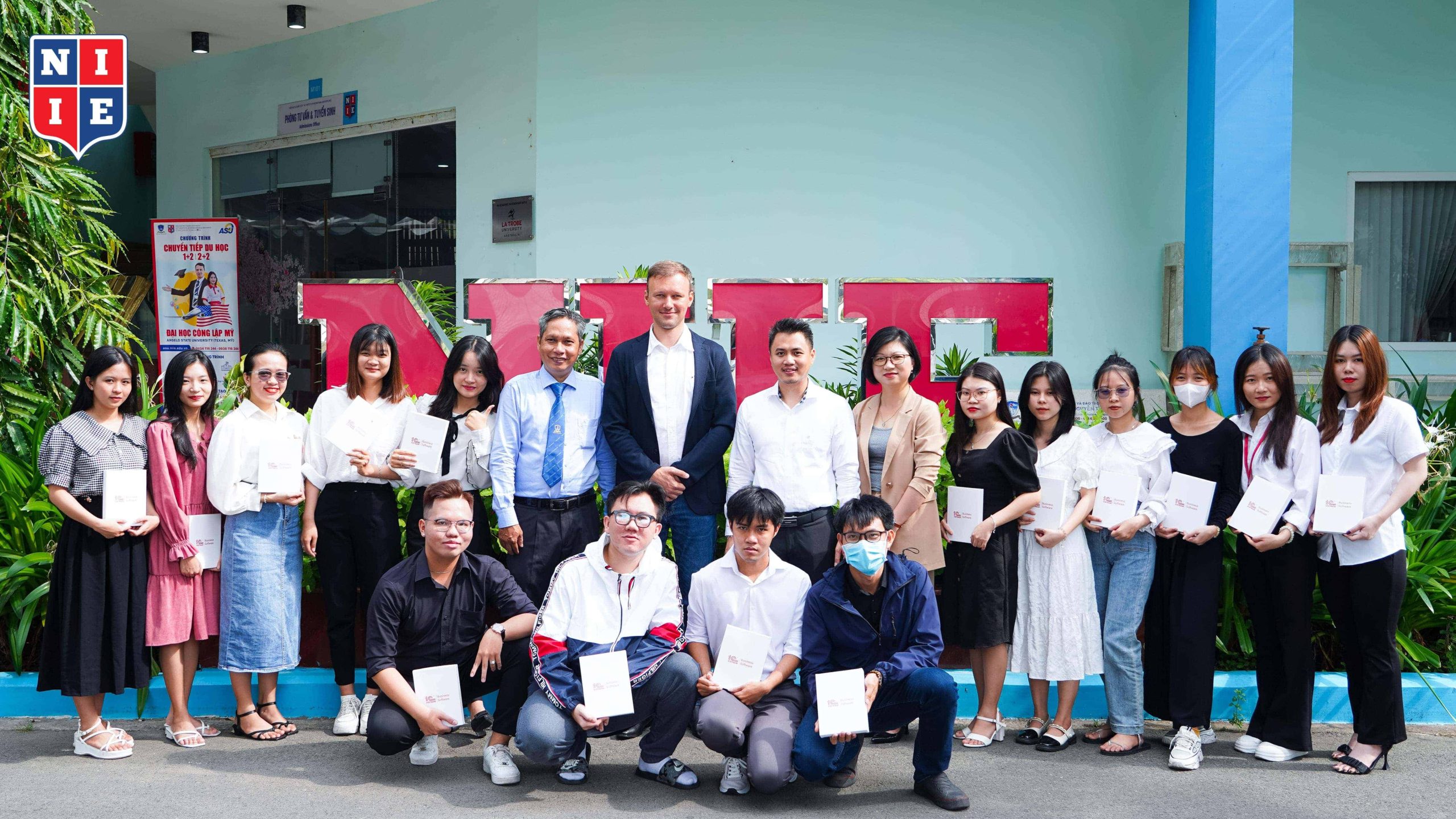 Students who won the Certificate took commemorative photos with representatives of NIIE and 1C