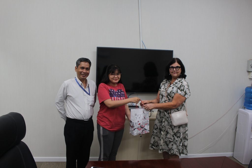 The Vice Principal of Centria University – Ms. Hannale Tier directly meet and presented gifts to the students. The offer of admission will be sent directly from University of Centria later