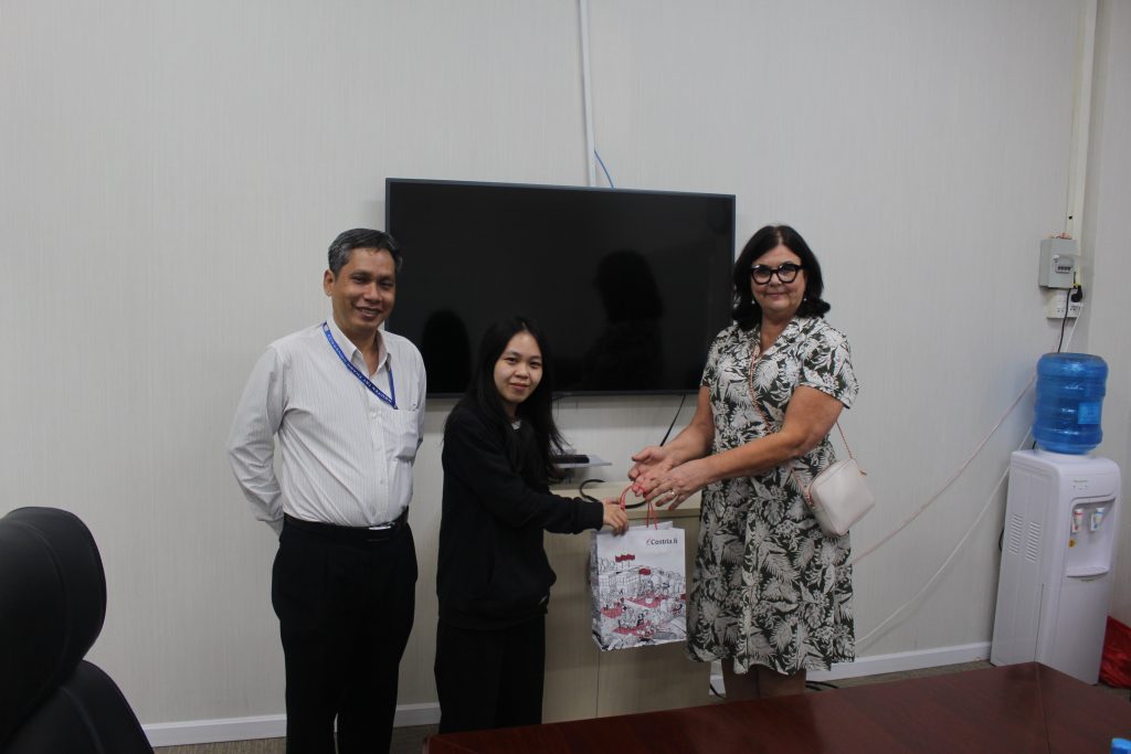 The Vice Principal of Centria University – Ms. Hannale Tier directly meet and presented gifts to the students. The offer of admission will be sent directly from University of Centria later