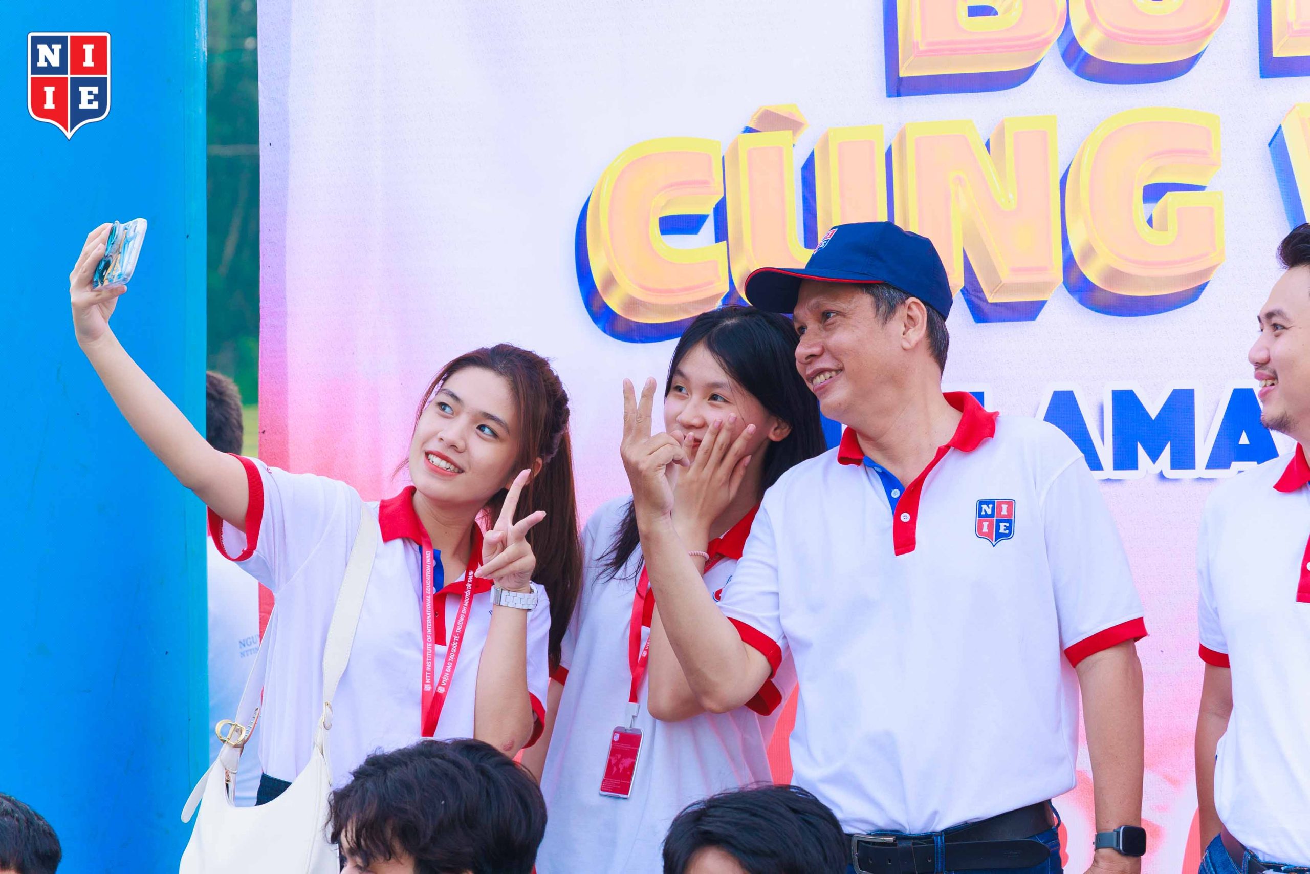 Khoảnh khắc đáng yêu giữa các bạn sinh viên K23 và TS. Nguyễn Tuấn Anh, Phó Hiệu trưởng NTTU, Viện trưởng NIIE.
