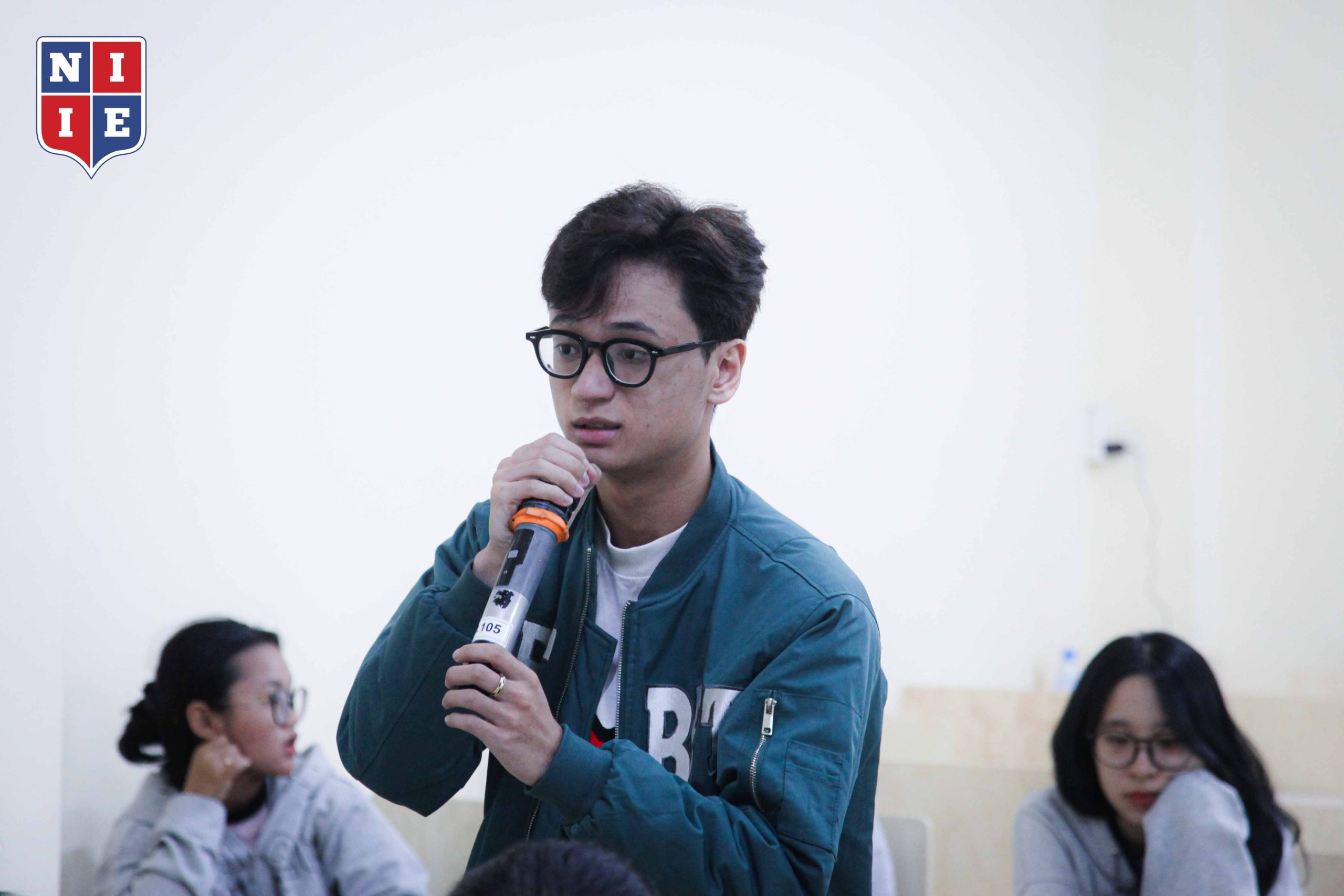Not only answering students' questions, the speaker also extended additional useful information.
