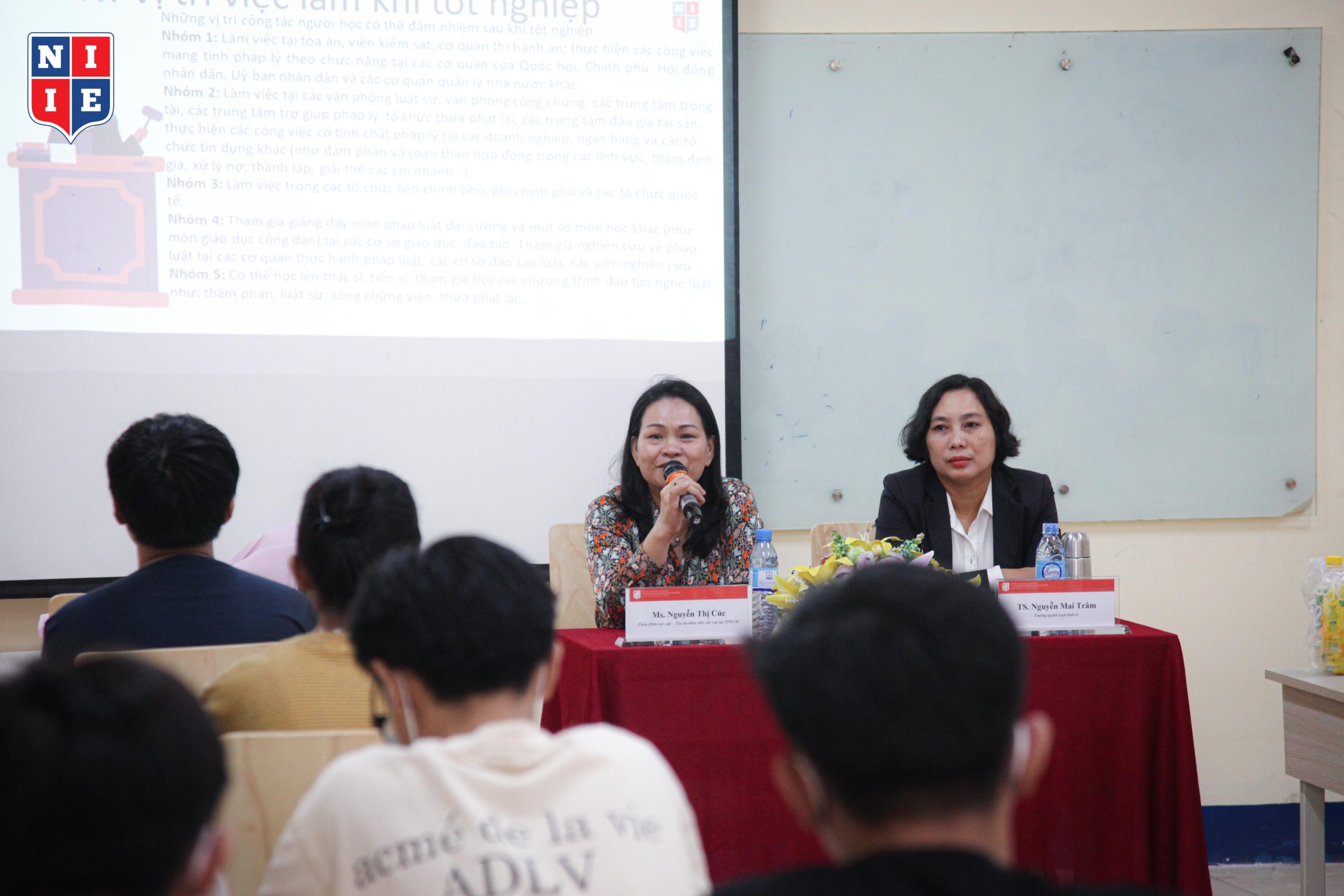 TS. Nguyễn Mai Trâm và Cô Nguyễn Mai Cúc là khách mời của Chương trình sinh hoạt đầu khóa - Định hướng Tân sinh viên ngành Luật kinh tế.
