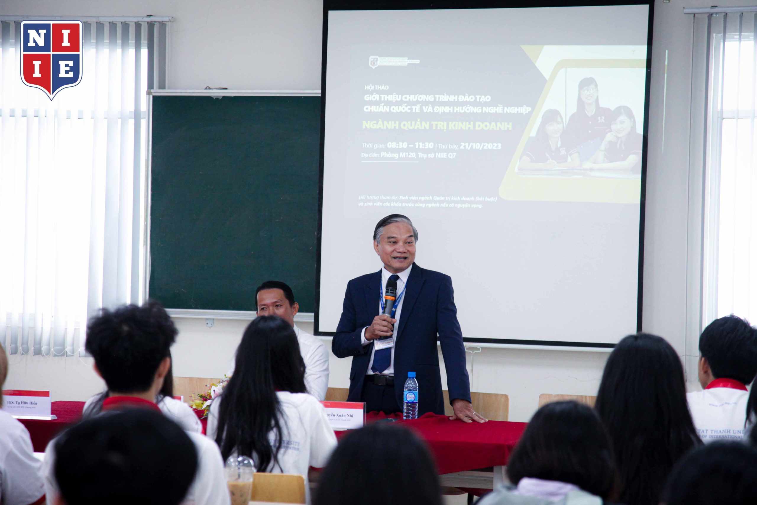 TS. Nguyễn Xuân Nhĩ chia sẻ những thông tin cần thiết về Triết lý giáo dục, mục tiêu và thời gian đào tạo và tiêu chuẩn đầu ra đối với sinh viên ngành QTKD