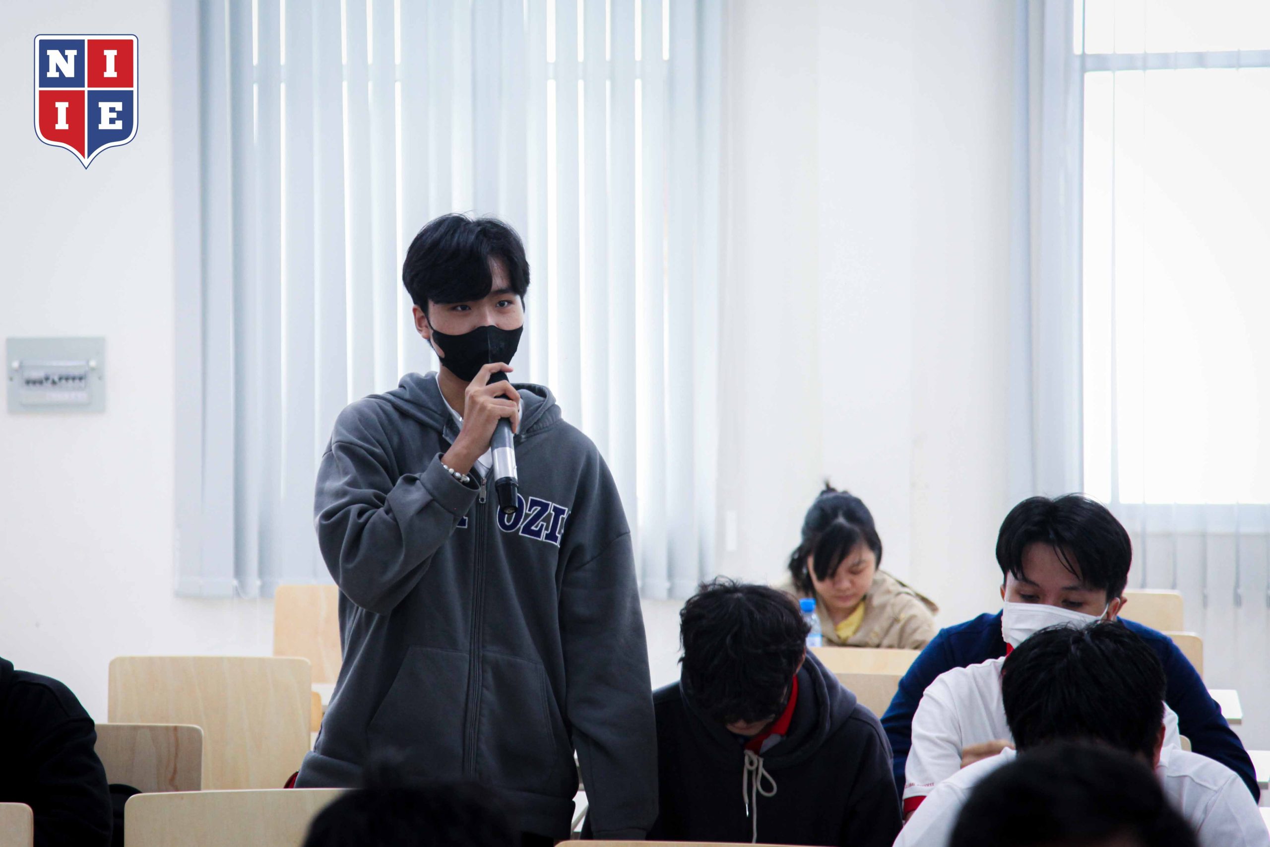 Numerous concerns of the new students stepping into university were openly addressed by guest speaker Thanh Tung.