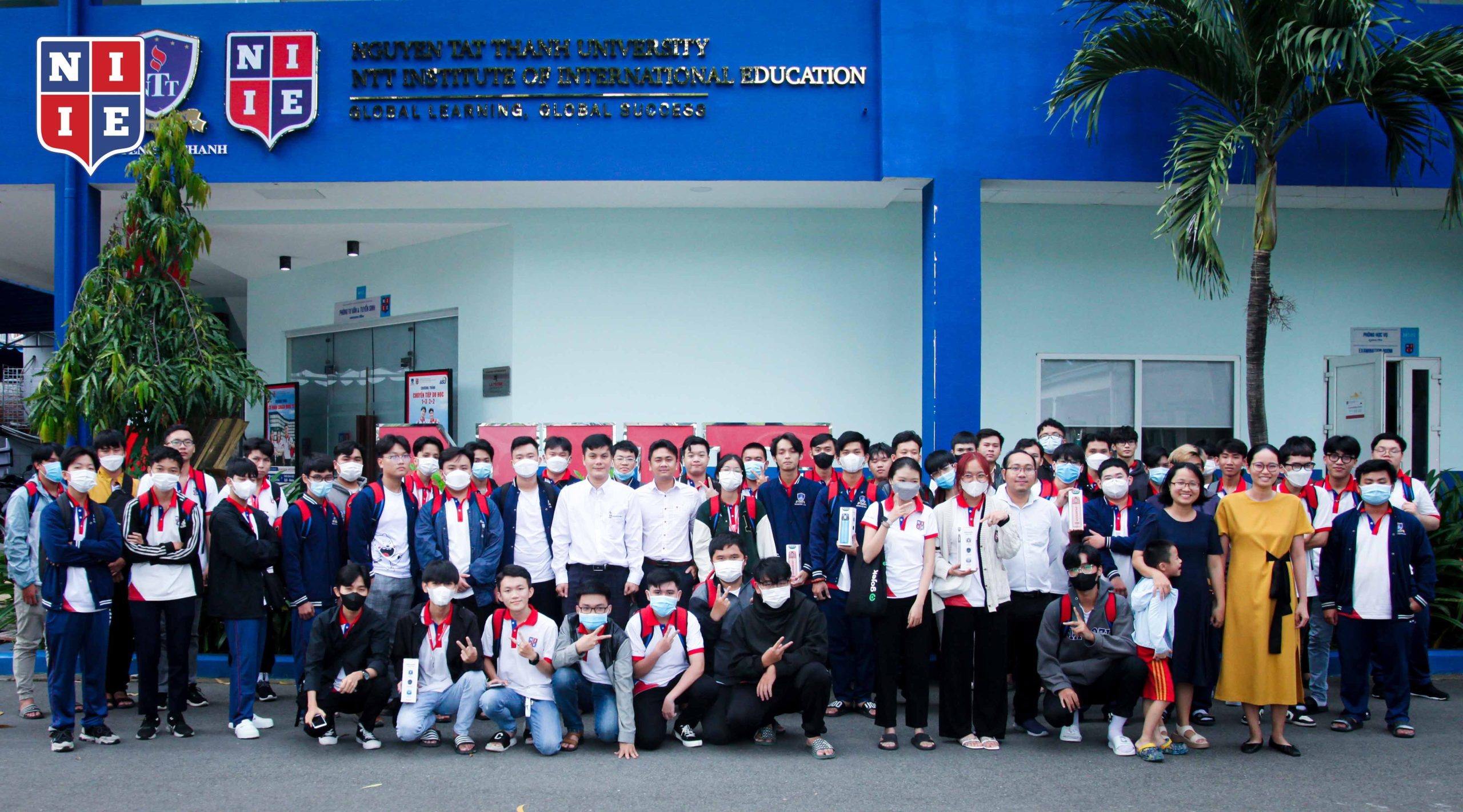 New students and guest speakers take a commemorative photo; can you count how many IT 'beauties' are in this picture?