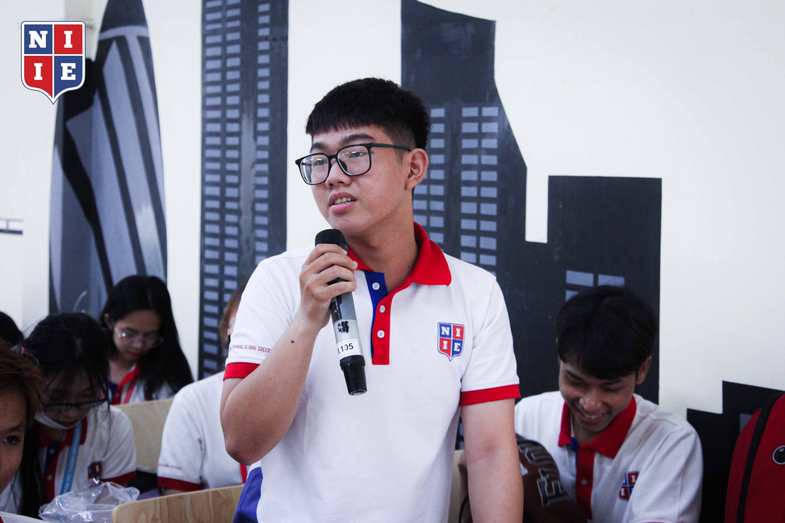 Sinh viên NIIE trong phần hỏi - đáp cùng khách mời