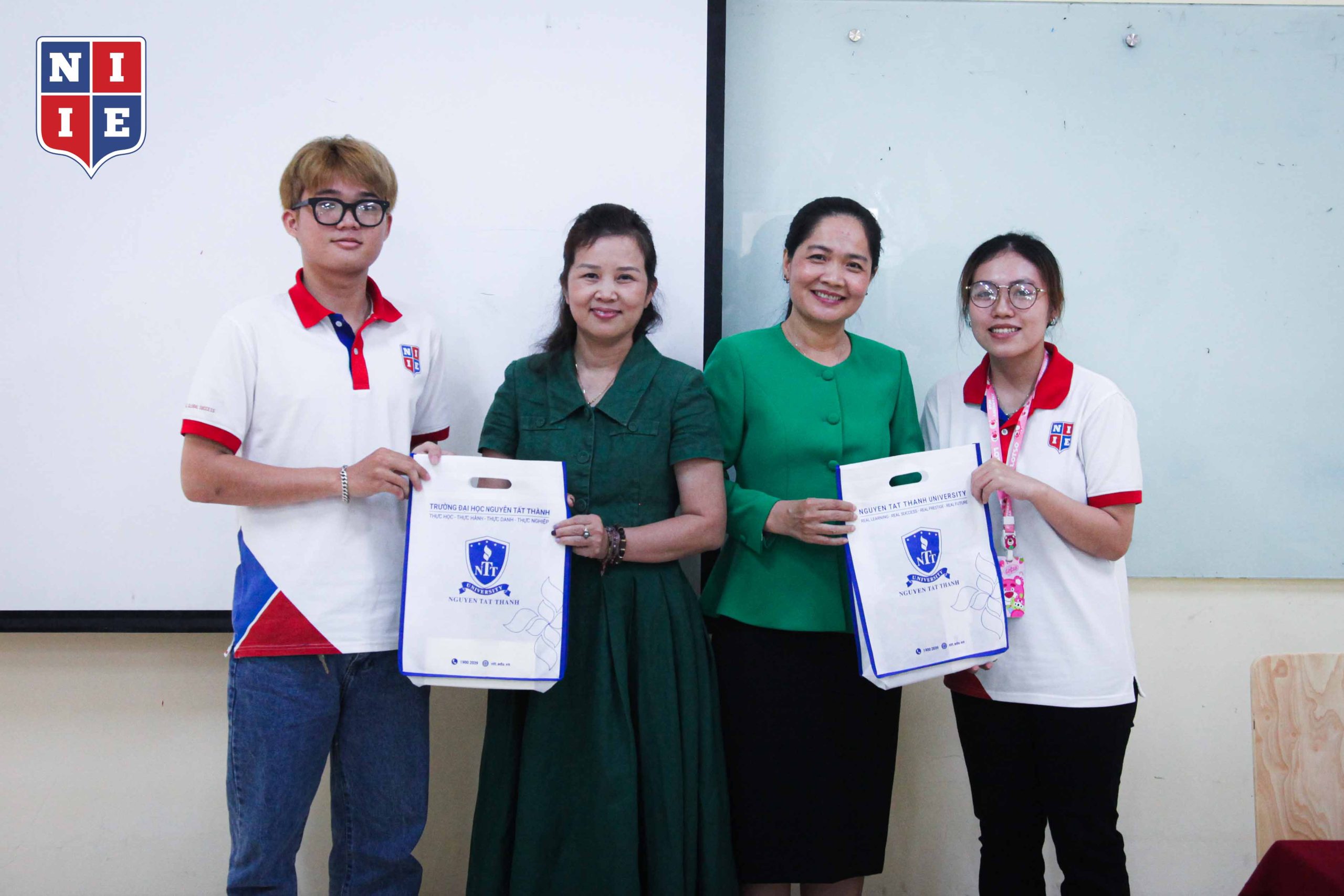 Đại diện Tân sinh viên K23 ngành QTKS tặng quà cho cô Trưởng ngành và khách mời.