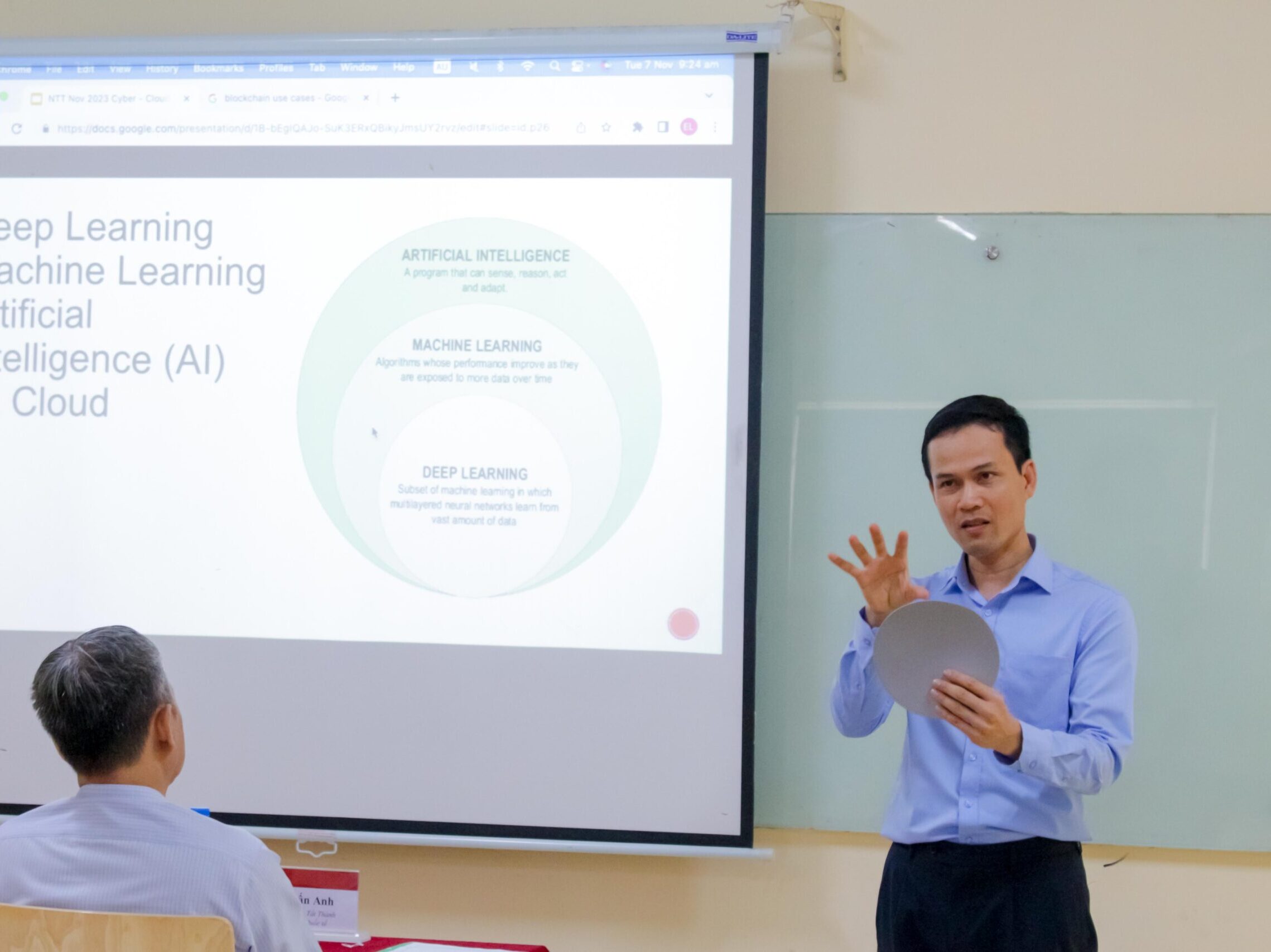 Dr. Pham Linh provides valuable knowledge about Deep Learning and AI on Cloud.