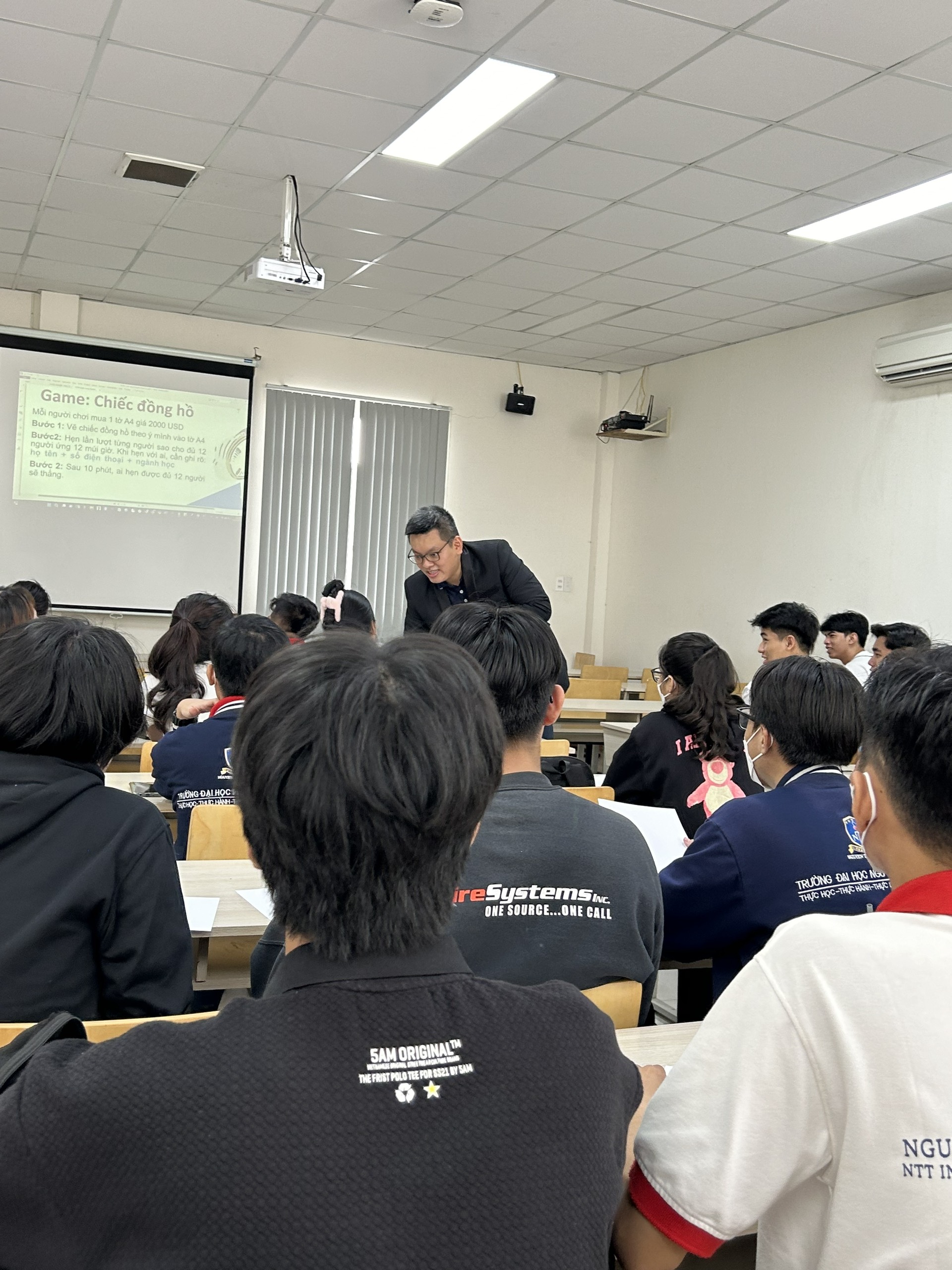 Sinh viên NIIE trong môn học Khởi nghiệp theo phương pháp gamification, dưới sự hướng dẫn của giảng viên ThS. Tạ Hữu Hiển