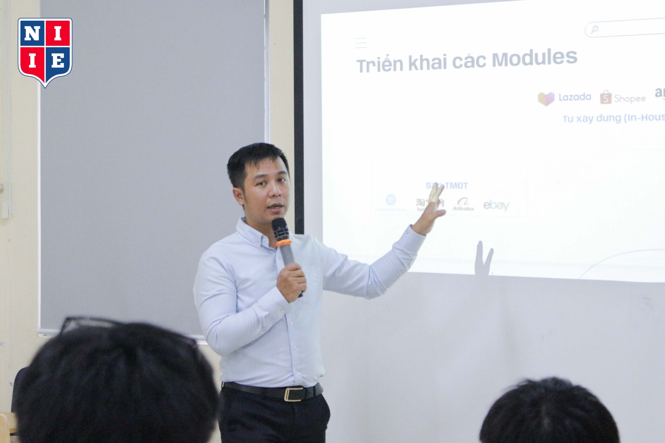 ThS. Nguyễn Hoàng Minh đã có hơn 6 năm kinh nghiệm trong mảng gia công phần mềm và 12 năm kinh nghiệm trong lĩnh vực vận hành và phát triển hệ thống Ecommerce.