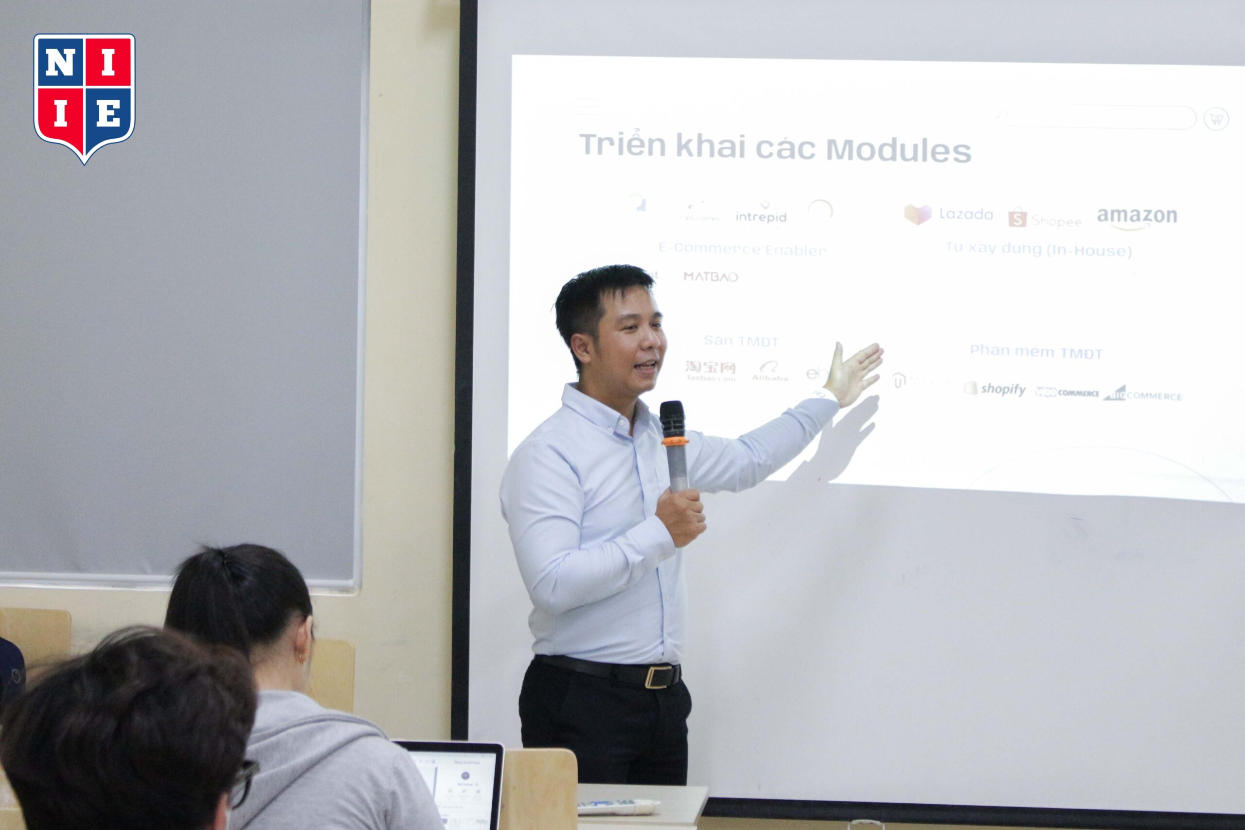 Thầy Hoàng Minh đang chia sẻ về các Modules đang được triển khai tại các sàn thương mại điện tử trên thực tế.