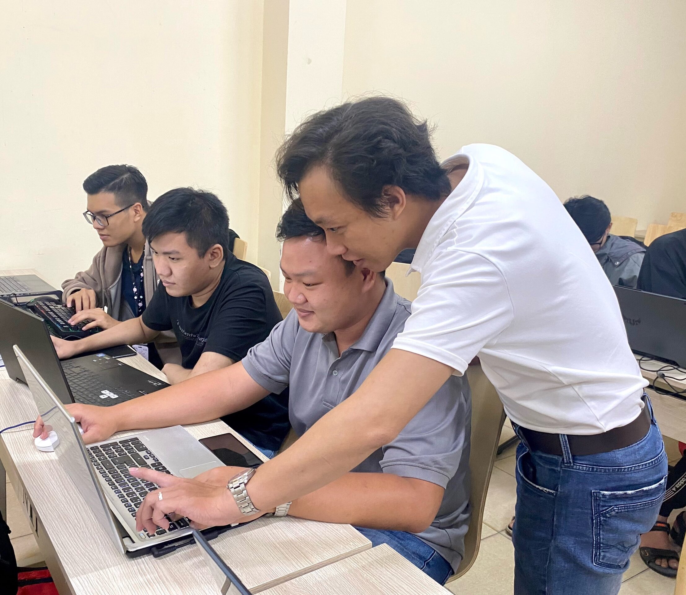 Participating students were "hand-held" by Mr. Kha, practicing data management and manipulation in real projects in a systematic, logical manner and achieving the highest efficiency.