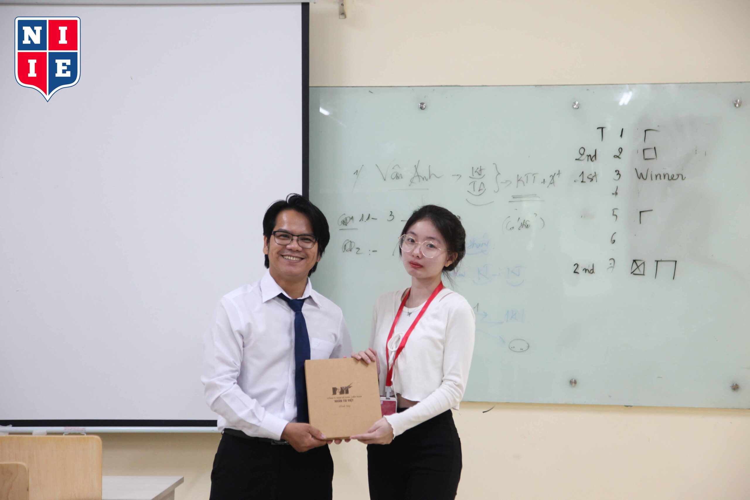 Không chỉ là những chia sẻ, sinh viên tham dự chương trình còn nhận được quà tặng từ khách mời, ThS. Trần Ngọc Khánh