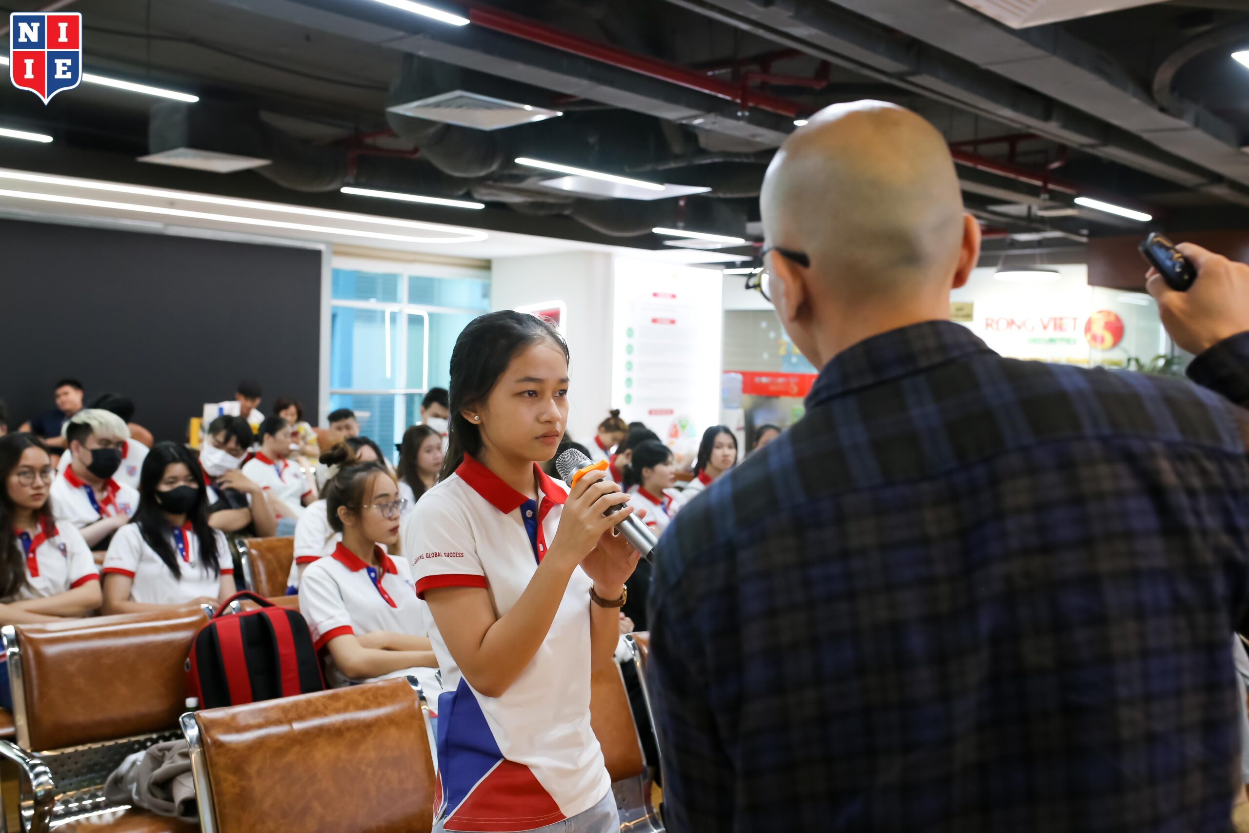 Sinh viên NIIE tham gia phần trả lời câu hỏi và nhận về những phần quà đáng yêu từ Chứng khoán Rồng Việt