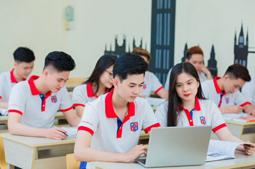 Sinh viên học ngành Công nghệ thông tin tại NIIE sẽ được cung cấp toàn diện từ kiến thức chuyên môn, tiếng Anh và kỹ năng mềm