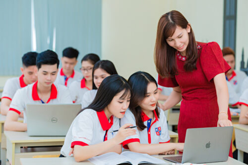Sinh viên NIIE chọn theo học ngành Quản trị kinh doanh được học tập trong môi trường chuẩn quốc tế, giảng viên chuyên nghiệp