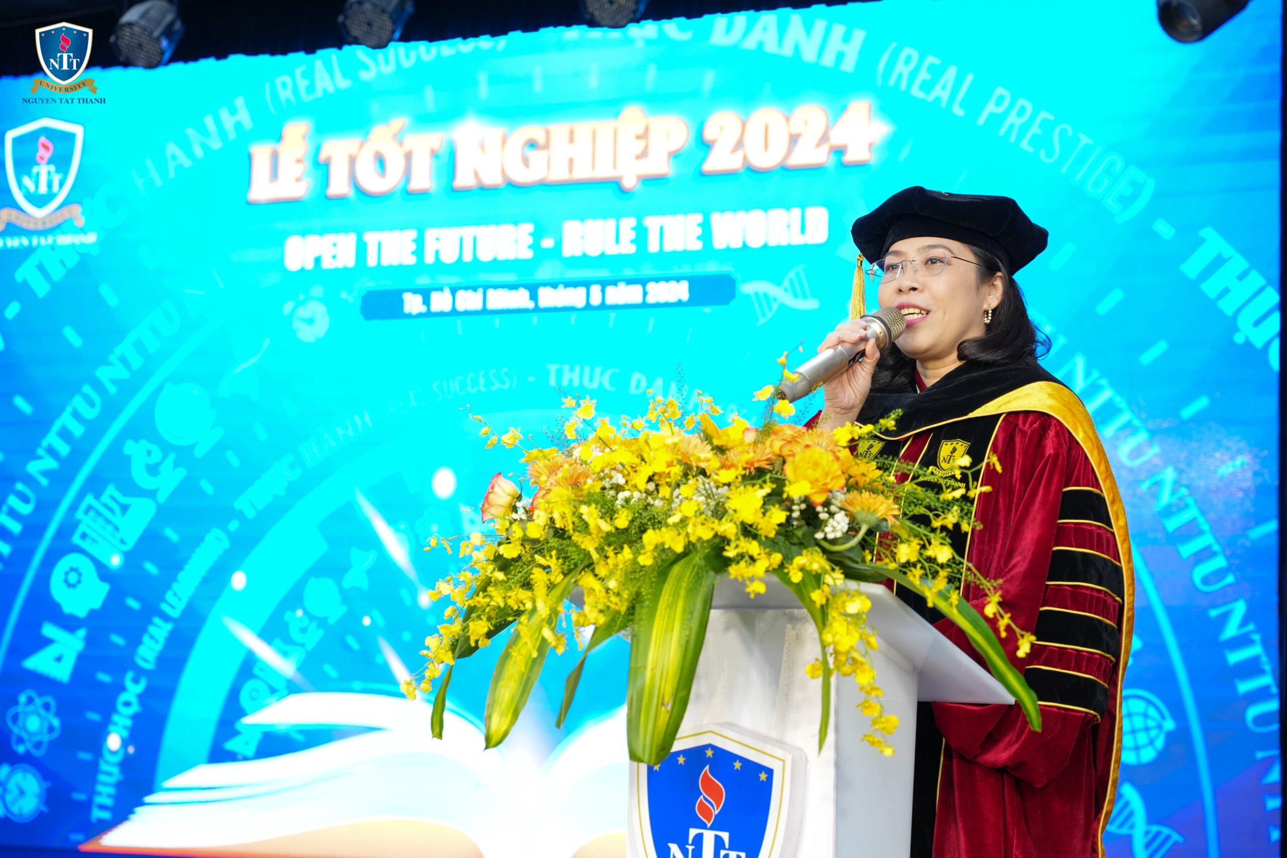 Dr. Tran Ai Cam, President of Nguyen Tat Thanh University, delivering a speech and extending her best wishes to the new graduates