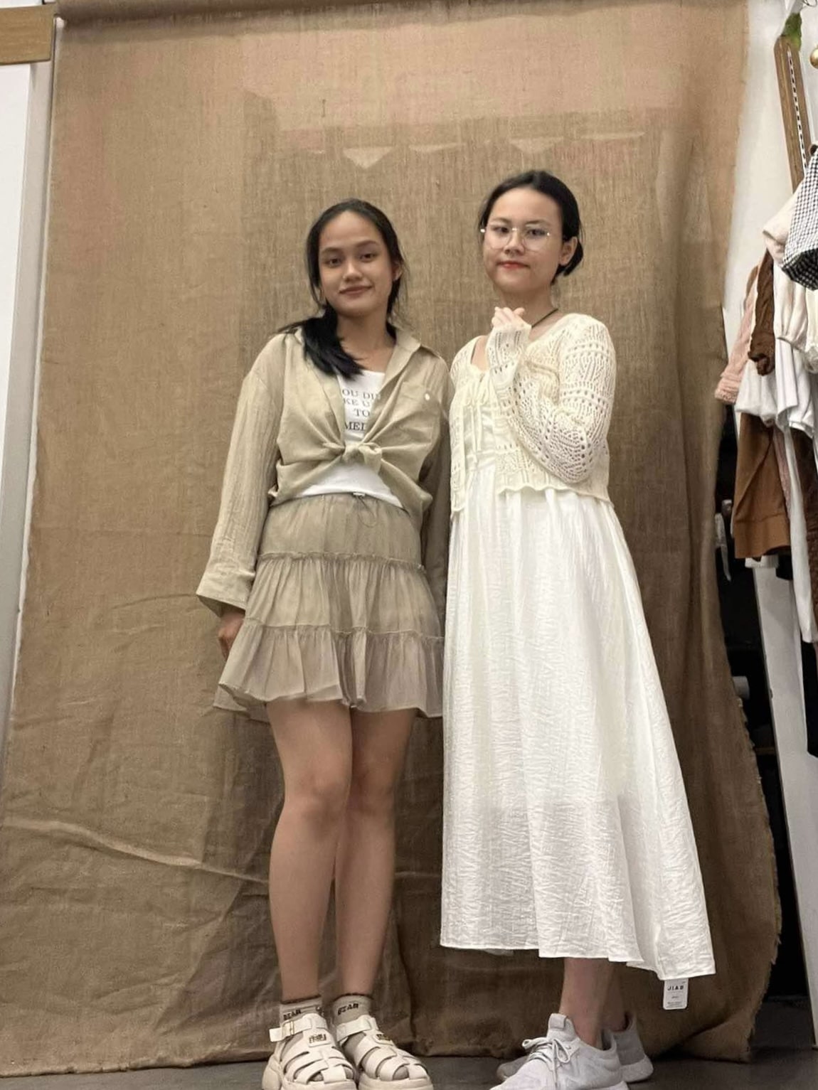 Với những bộ trang phục mang phong cách có phần nữ tính, sinh viên NIIE cũng có thể tạo nên điểm nhấn nhờ những “nút thắt” hay áo choàng ngoài.