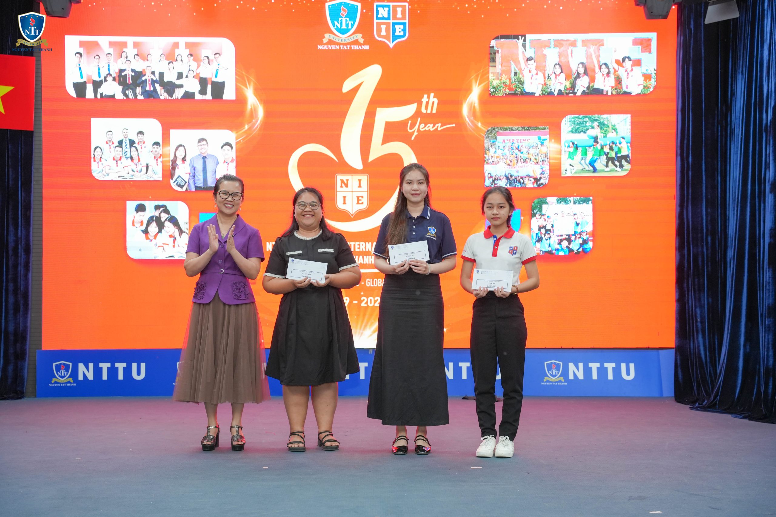 Phần trao thưởng cho các bài dự thi xuất sắc của NIIE Trong Tôi