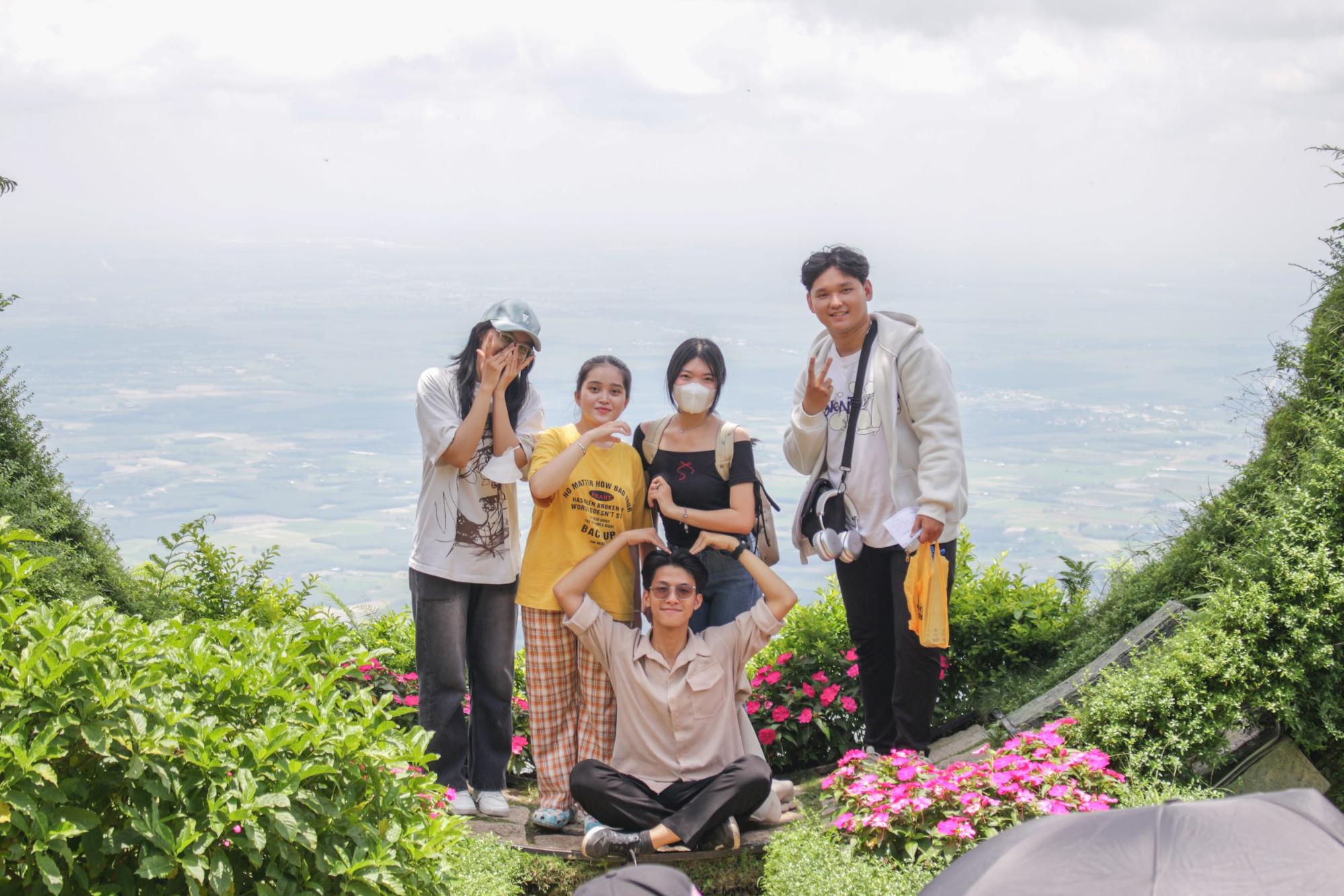 Sinh viên NIIE check-in tại “cổng trời” - một trong những địa điểm “sống ảo” hay ho của Tây Ninh