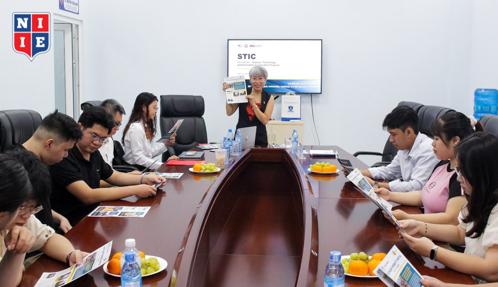 Bên cạnh các khóa học Online, sinh viên NIIE còn có cơ hội được tham gia nghiên cứu khoa học, khởi nghiệp cấp quốc tế.