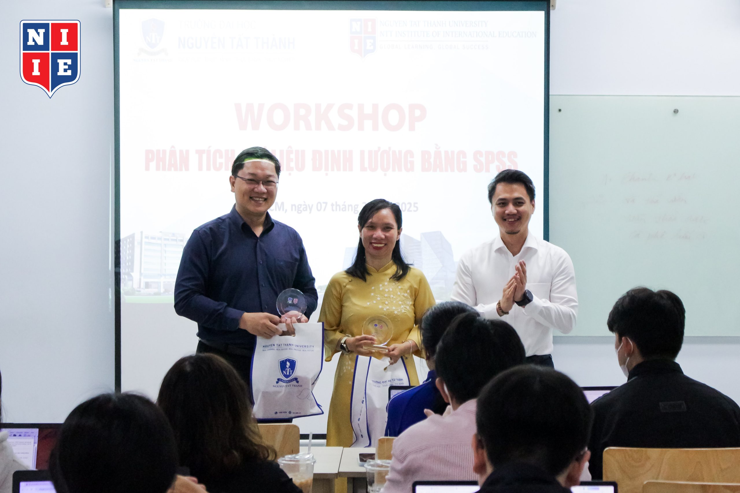 Buổi workshop được dẫn dắt bởi ThS. Trần Hoàng Cẩm Tú và ThS. Vũ Nhật Phương - 2 chuyên gia trong lĩnh vực phân tích dữ liệu định lượng.