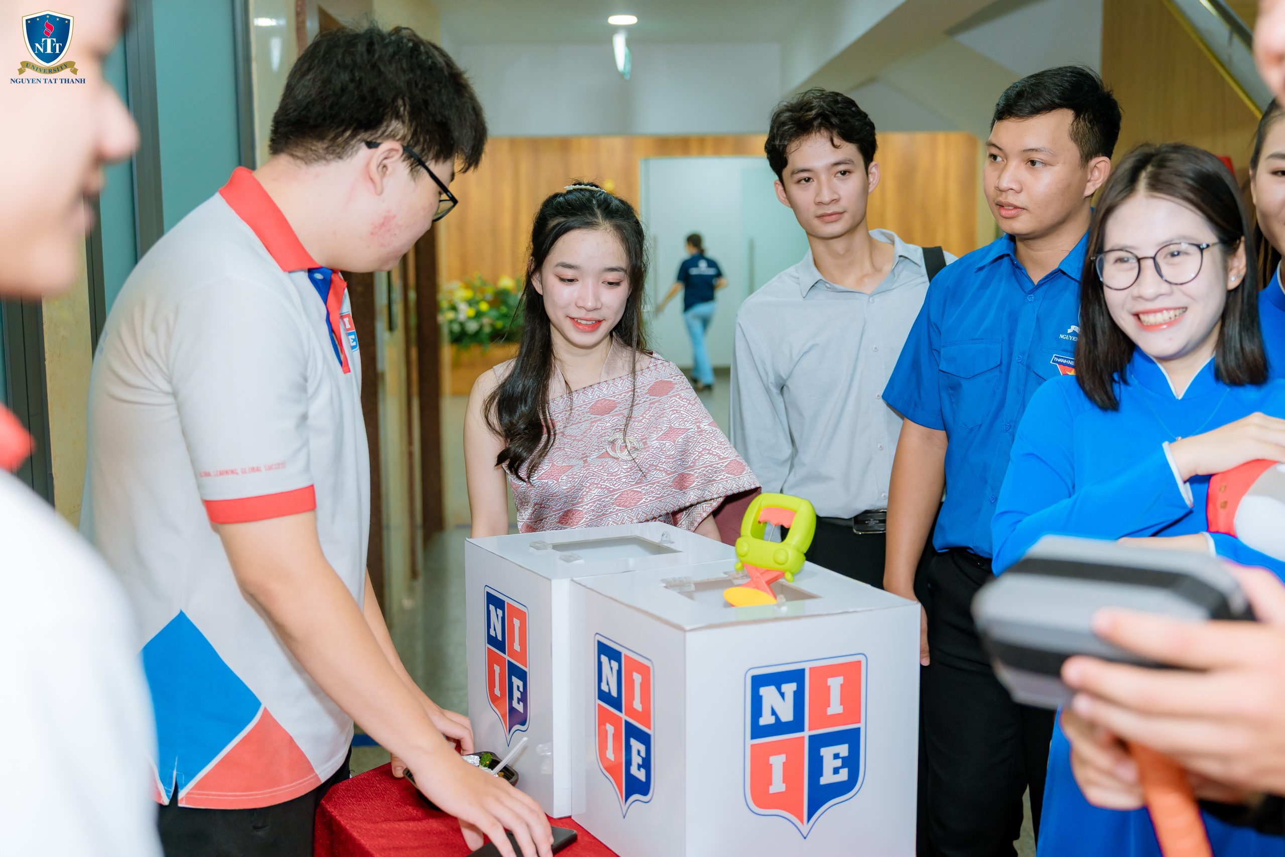 Phần mini-game vui nhộn cũng góp phần tạo nên bầu không khí vui tươi, trong trẻo của buổi lễ giao lưu văn hóa.
