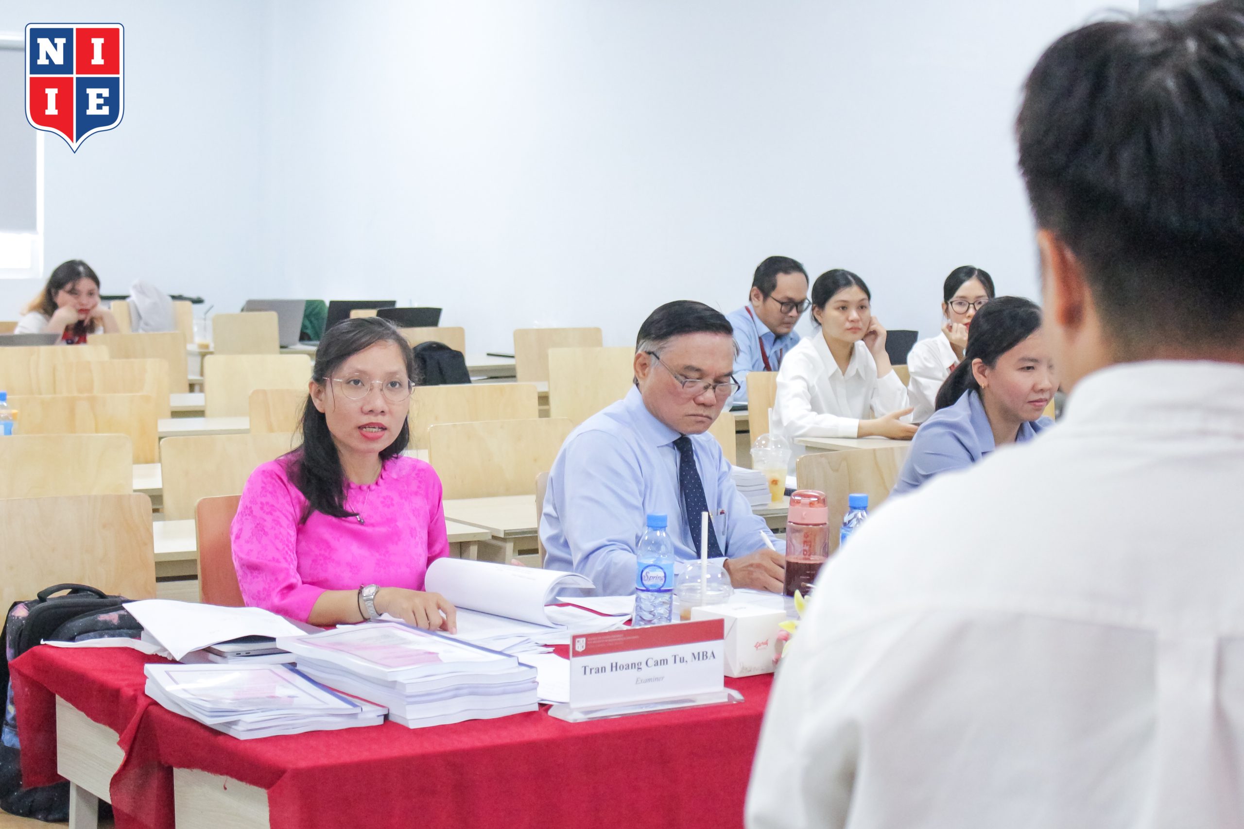 Ba buổi bảo vệ được tổ chức với ba Hội đồng chấm điểm, quy tụ các chuyên gia là Tiến sĩ, Thạc sĩ đầu ngành (Hình chụp buổi 1, Hội đồng PGS.TS. Nguyễn Xuân Nhĩ và ThS. Trần Hoàng Cẩm Tú).
