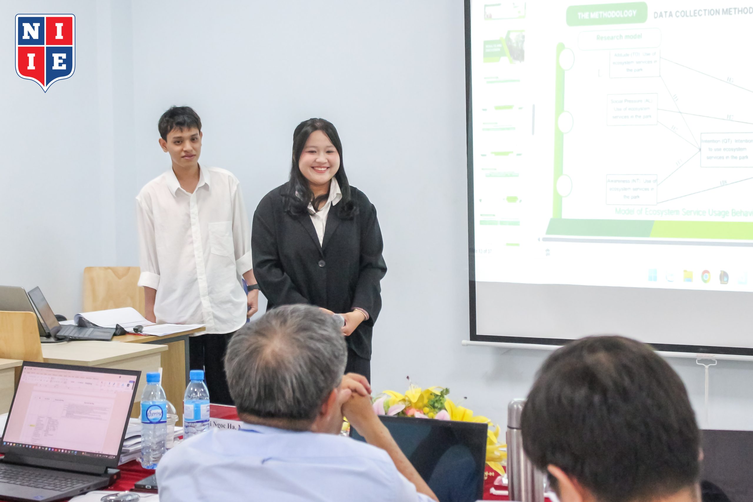 Sinh viên NIIE thể hiện khả năng phân tích dữ liệu và kỹ năng thuyết trình song ngữ Anh - Việt lưu loát, chuyên nghiệp.