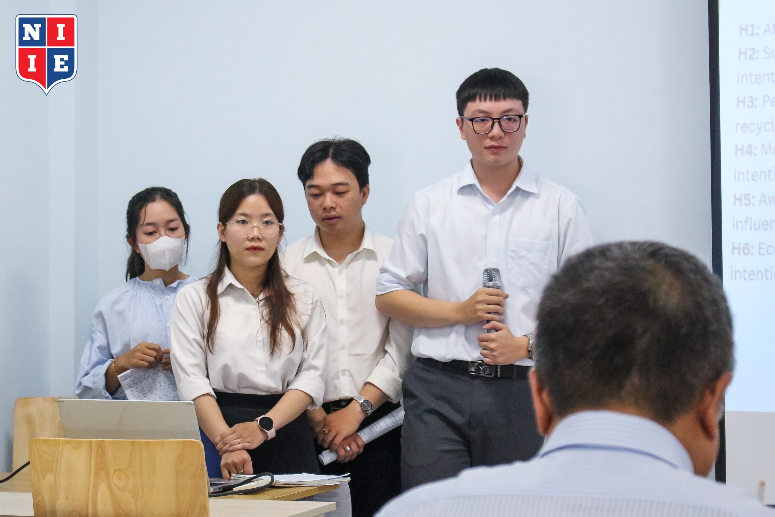 Sự tự tin, tư duy phản biện sắc sảo và khả năng diễn đạt lưu loát đã giúp sinh viên NIIE thuyết phục Hội đồng bảo vệ.