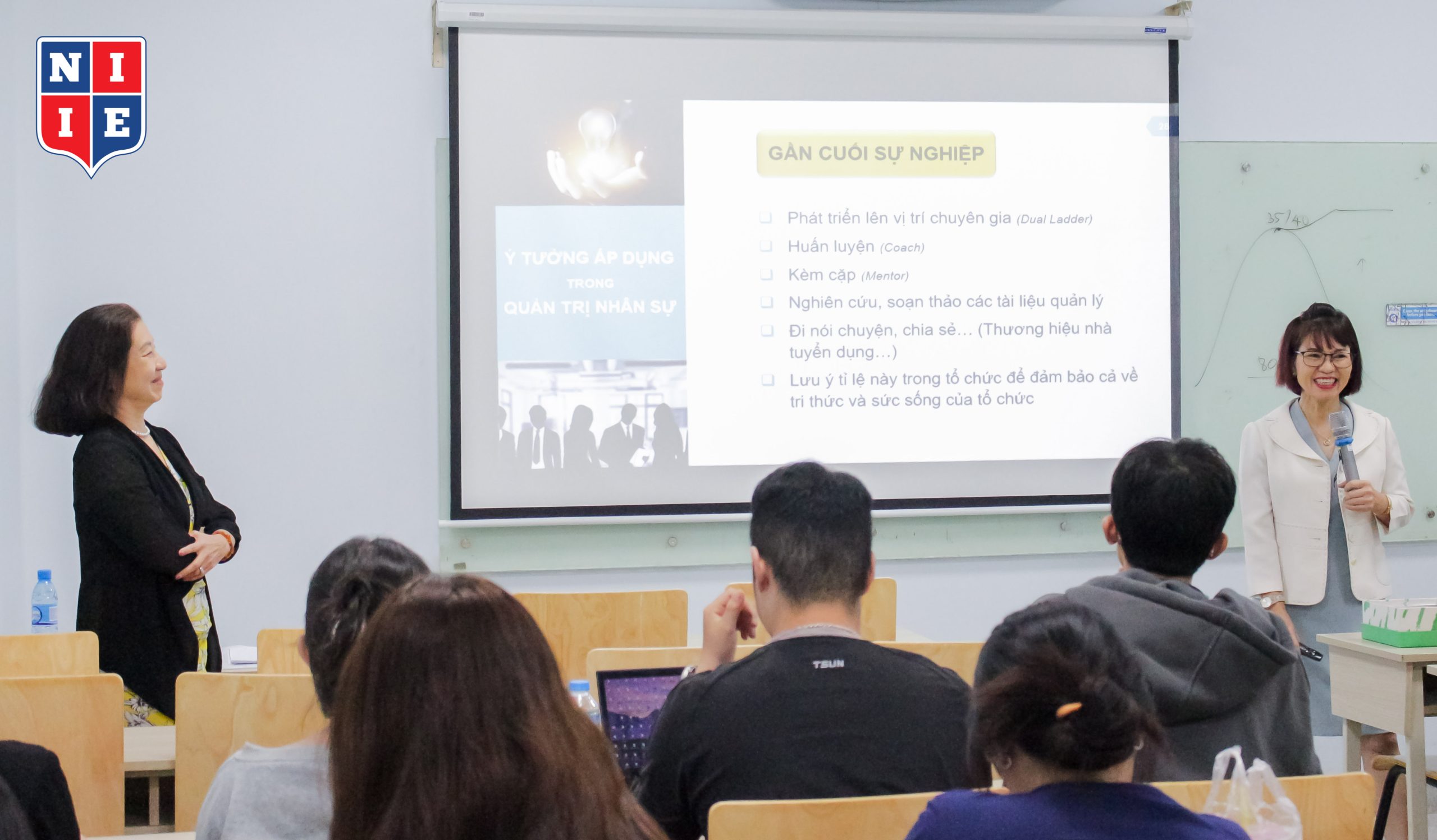 Mỗi giai đoạn được chia sẻ đều đi kèm với những kinh nghiệm, câu chuyện thực tế, khiến buổi Workshop trở nên vô cùng thú vị.