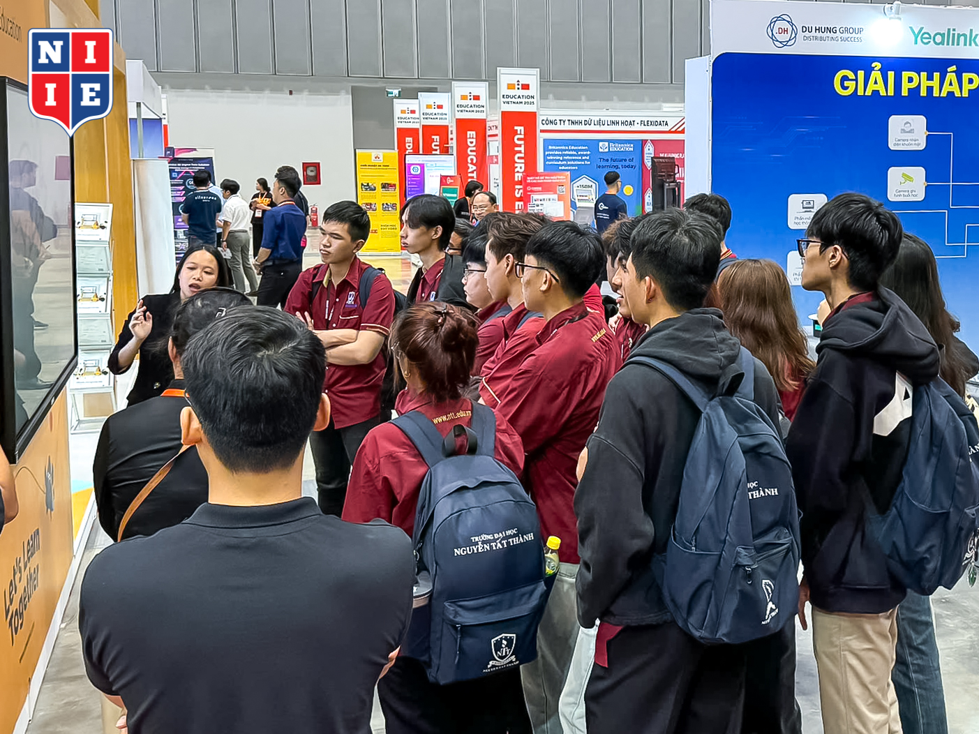 Nhóm sinh viên chăm chú nghe doanh nghiệp giới thiệu sản phẩm công nghệ mới.