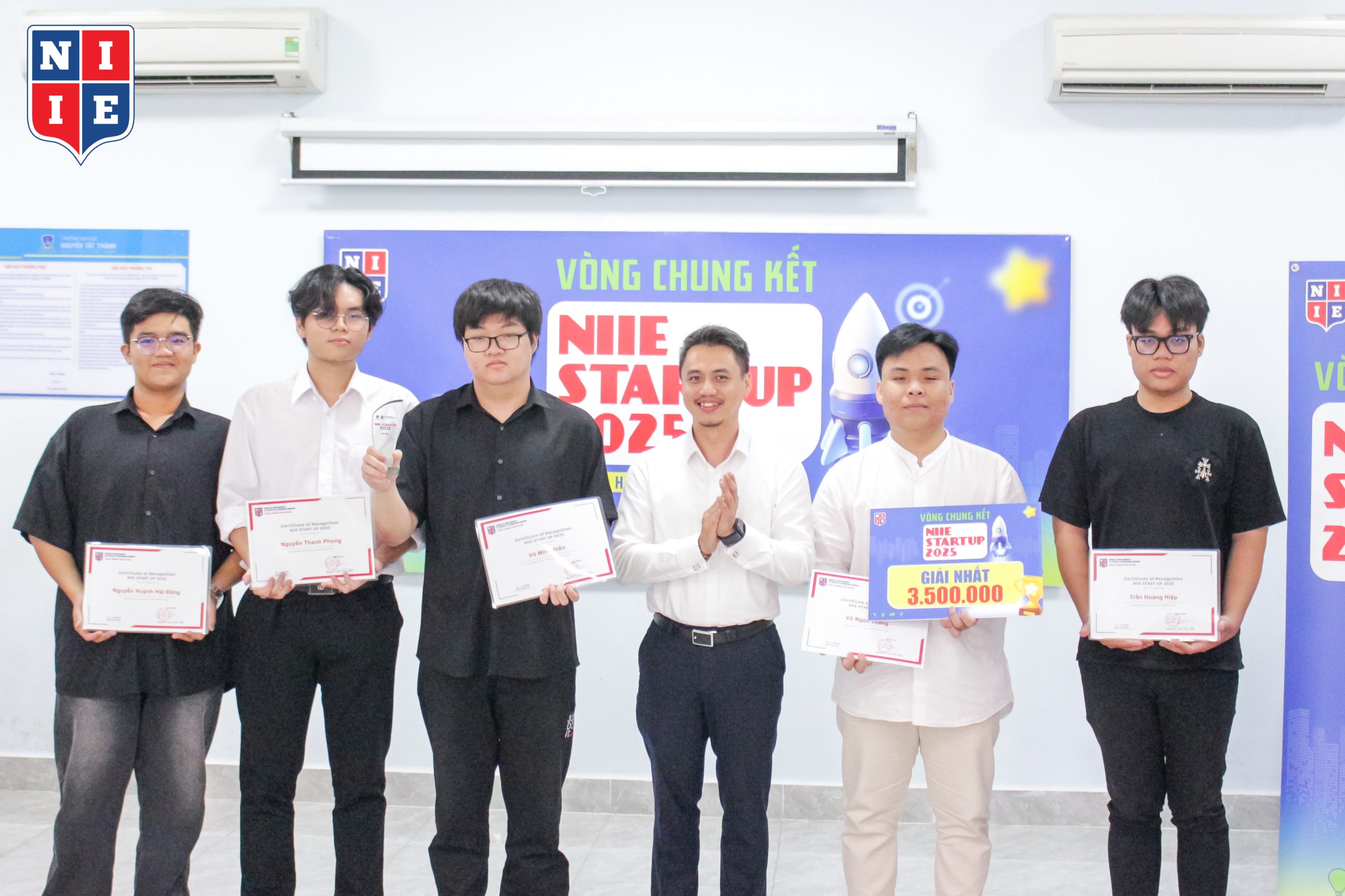 Quán quân của NIIE Startup 2025 đã thuộc về đề tài Thư viện số G&L.