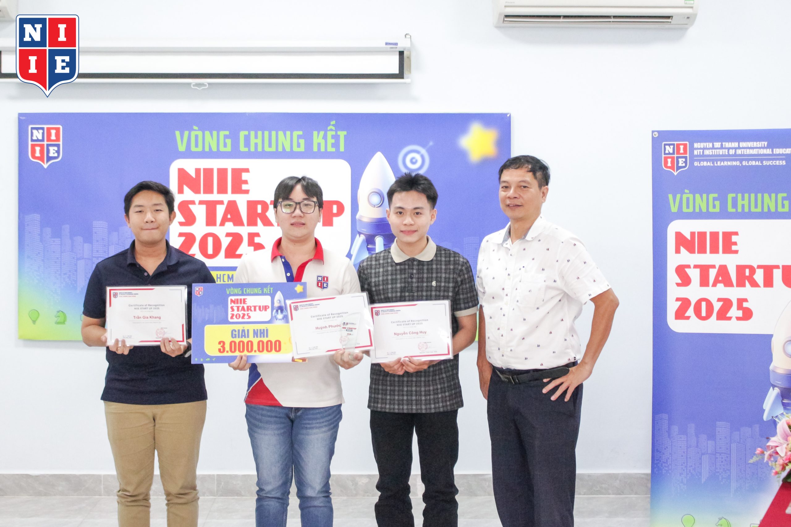 Giải nhì thuộc về nhóm Hệ thống Smart Shopping Cart.