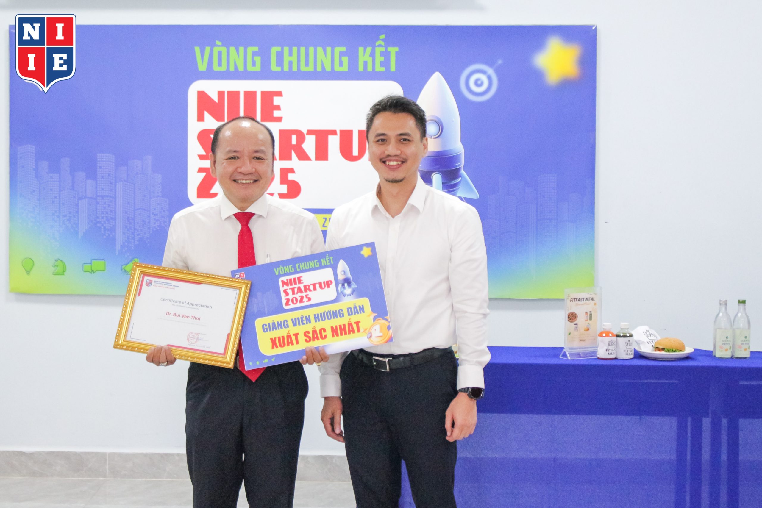 TS. Bùi Văn Thời được vinh danh và nhận danh hiệu Giảng viên hướng dẫn xuất sắc nhất vì nỗ lực cống hiến của thầy.