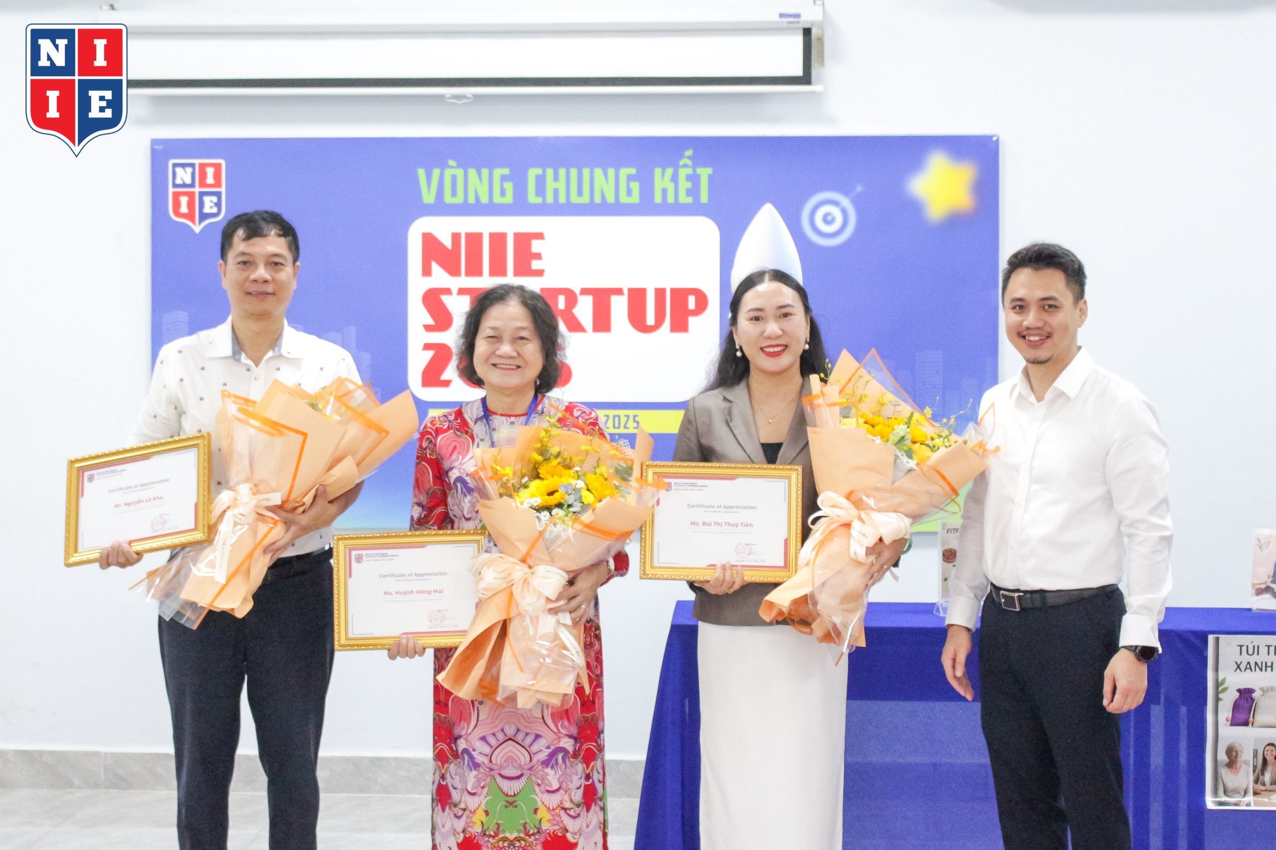 Ban giám khảo của cuộc thi năm nay đều là những đại diện uy tín trong lĩnh vực khởi nghiệp và đầu tư (từ trái sang phải Ông Nguyễn Lê Kha, Bà Huỳnh Hồng Mai, Bà Bùi Thị Thủy Tiên, TS. Nguyễn Mạnh Hoàng.)