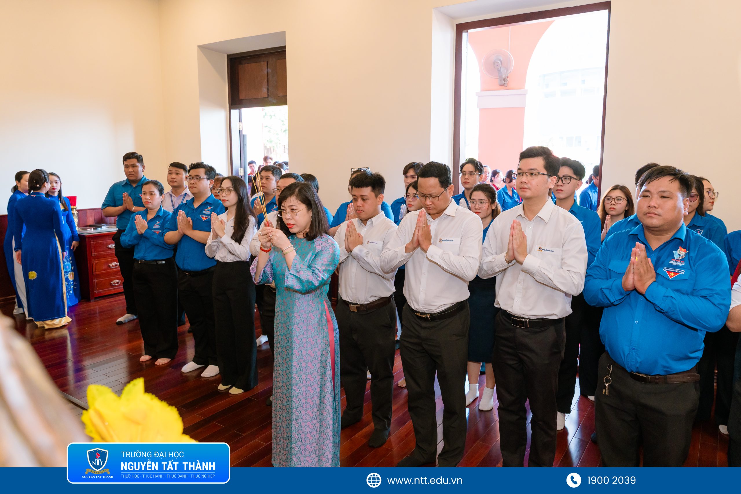 TS. Trần Ái Cầm, Hiệu trưởng NTTU cùng đoàn đại diện dâng hương nhân kỷ niệm 135 ngày sinh Chủ tịch Hồ Chí Minh.