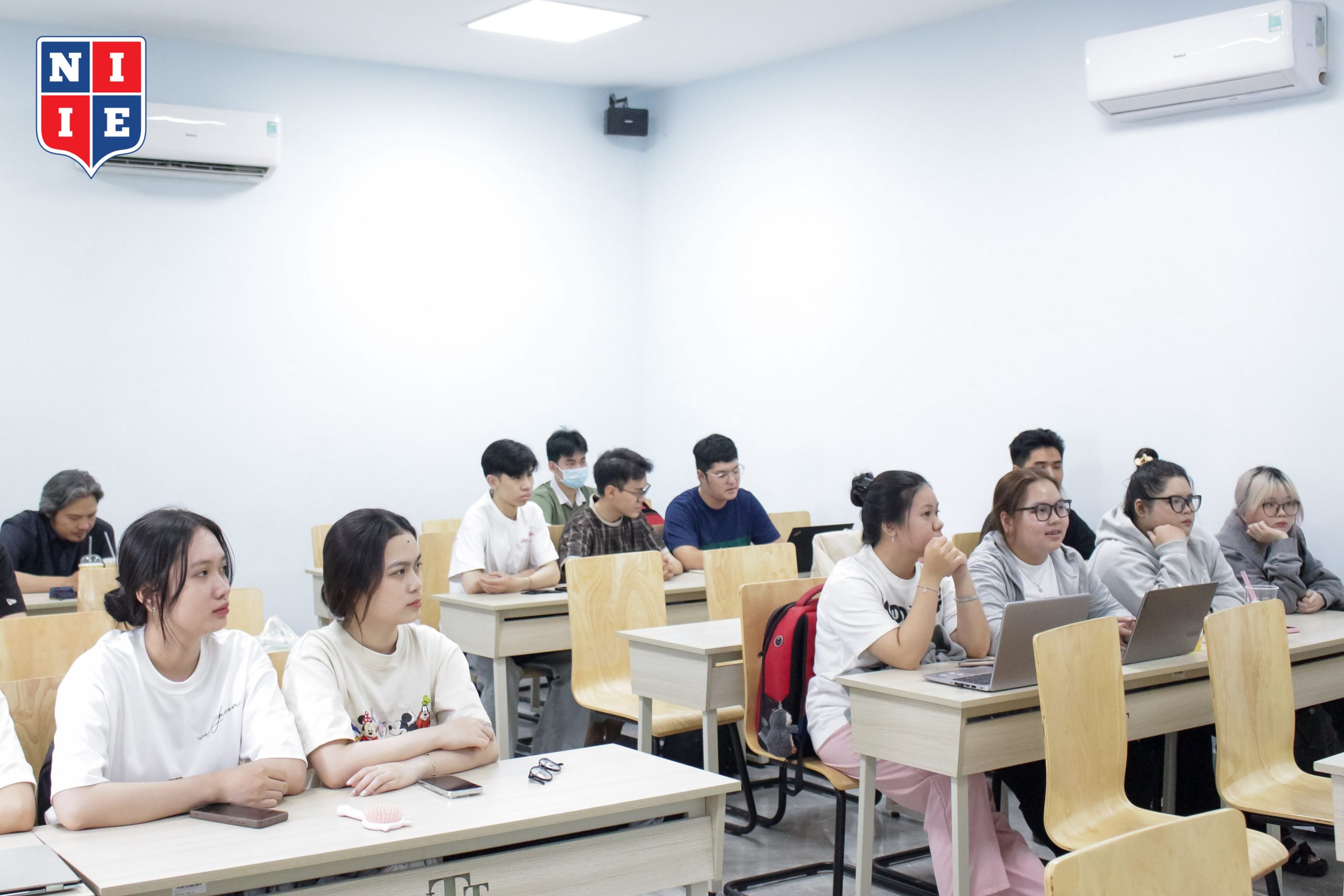 Không khí sôi nổi từ phần chia sẻ đến phiên hỏi đáp đã cho thấy rõ sự quan tâm của các bạn sinh viên NIIE với xu hướng marketing dựa trên dữ liệu.