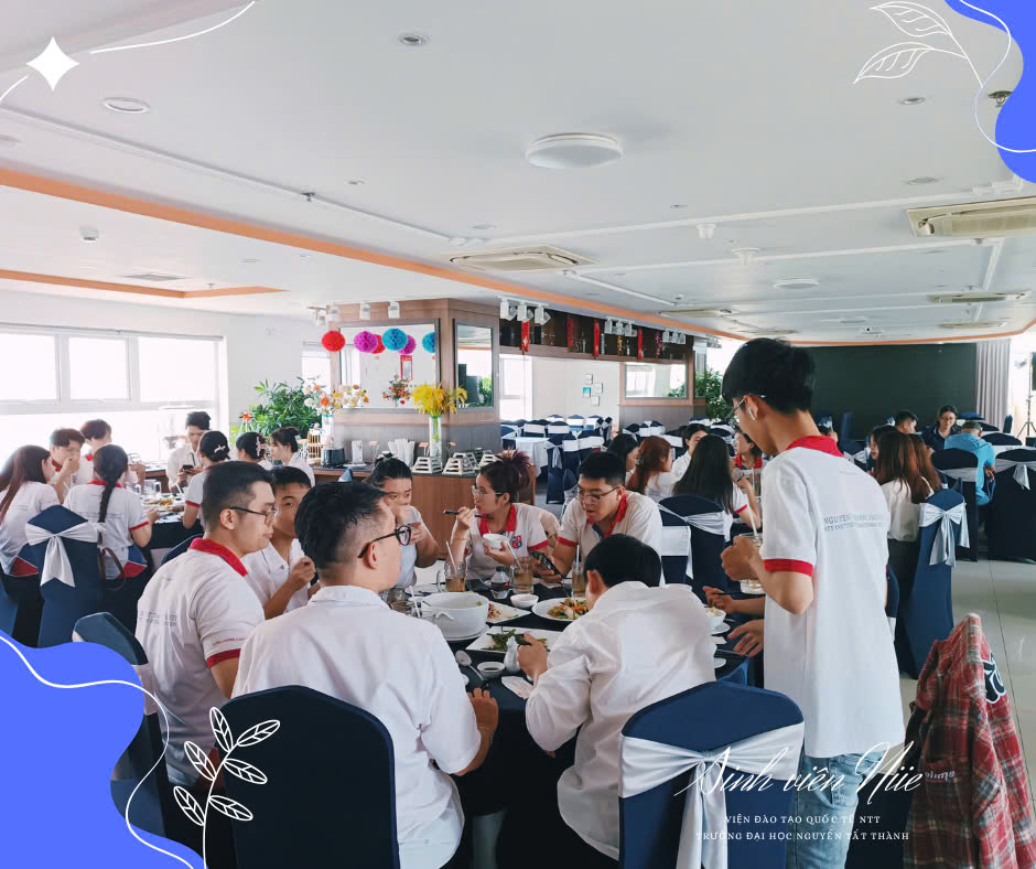 Chuyến đi khép lại bằng bữa trưa tại nhà hàng khách sạn, nơi sinh viên được thưởng thức thực đơn Á – Âu tinh tế.